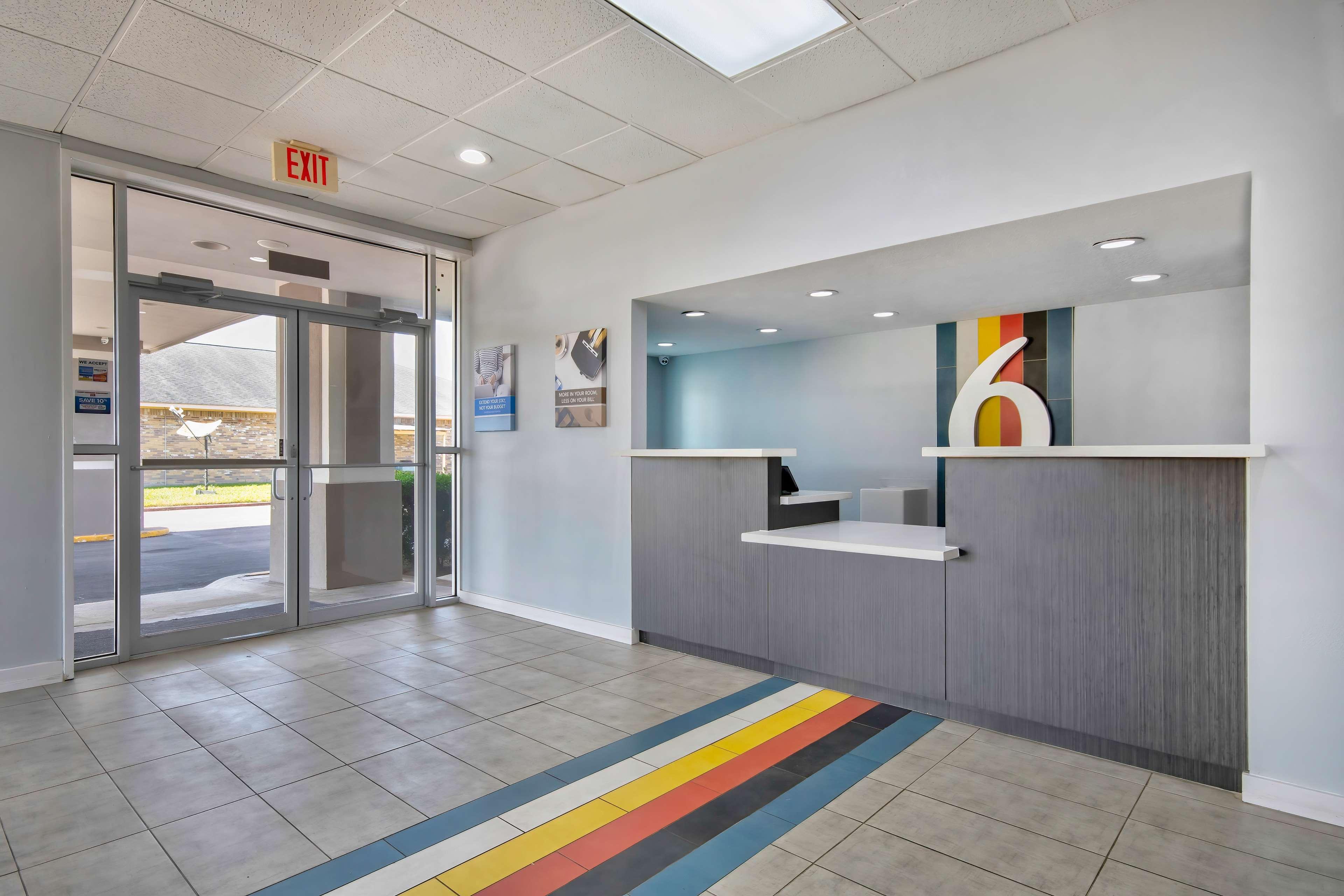 Vista Lobby Studio 6 Rosenberg, TX