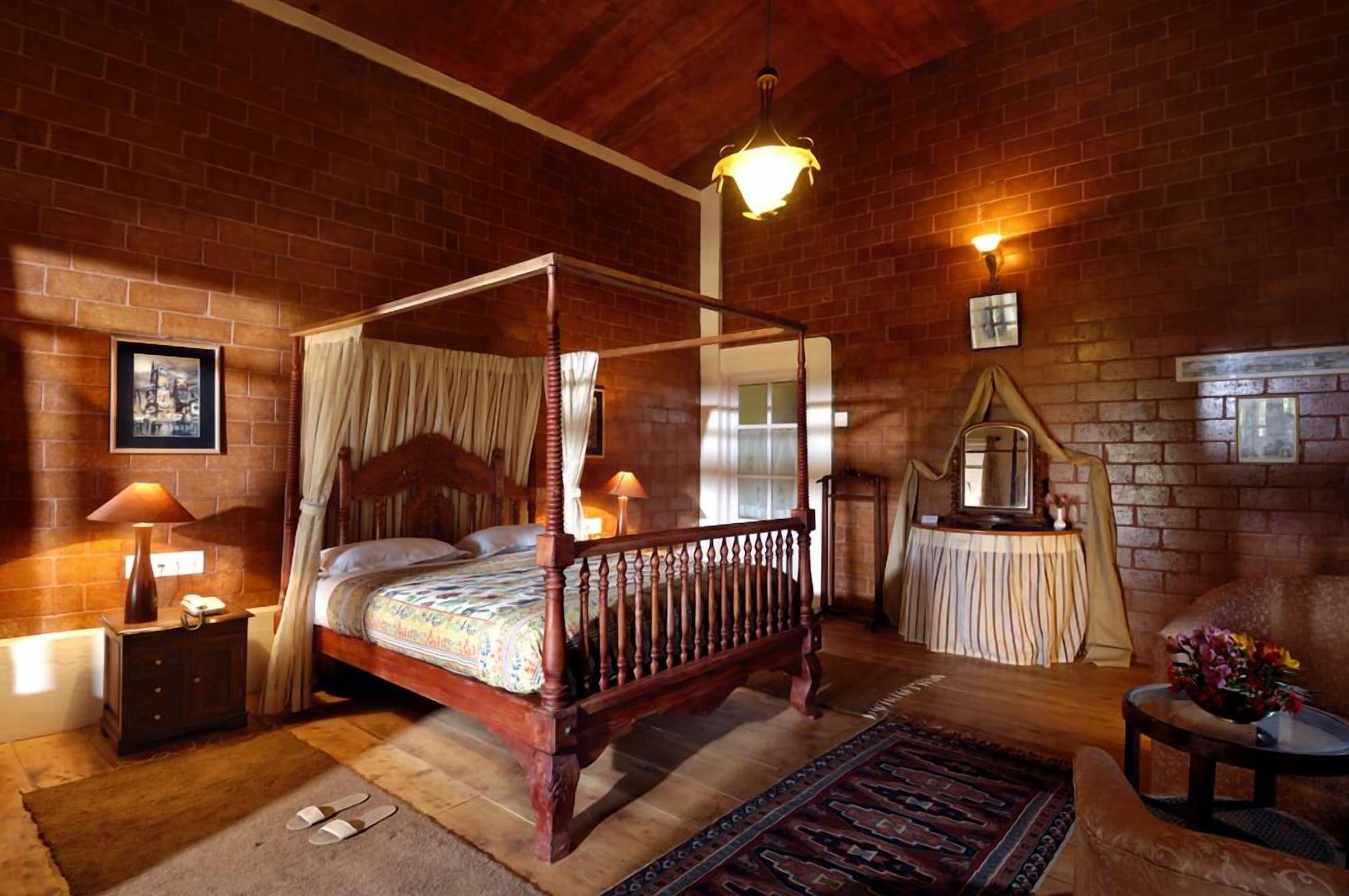 Varios Lymond House