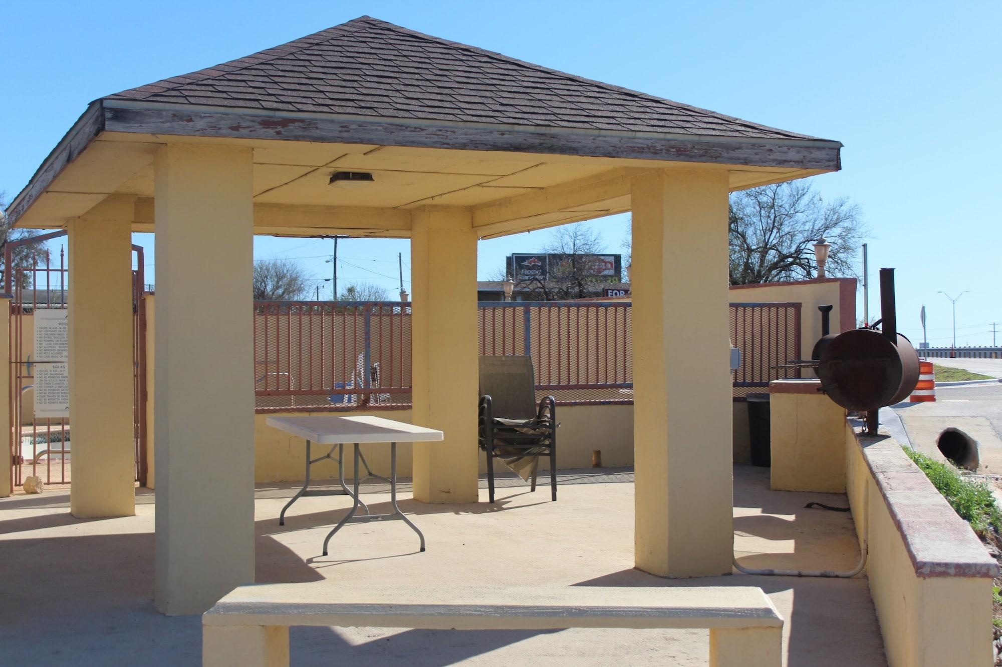 Vista Exterior Cotulla Executive Inn