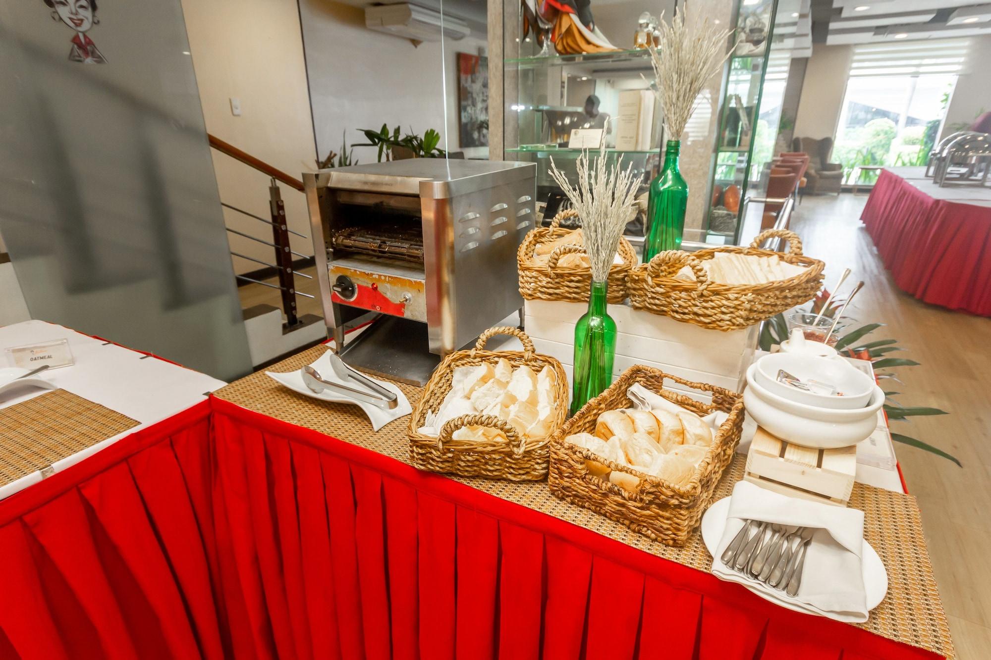 Restaurant Microtel by Wyndham Mall of Asia