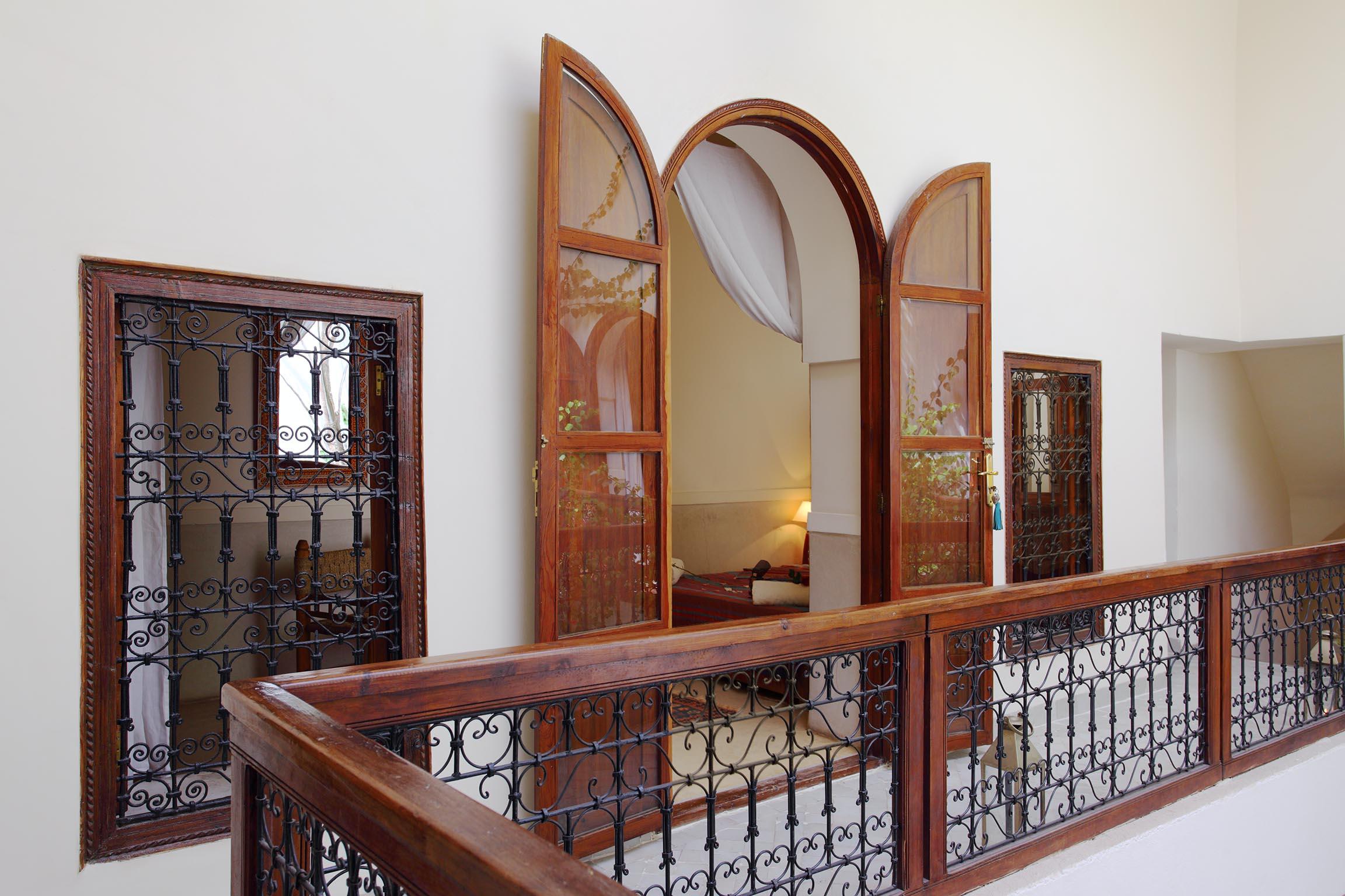Vista Exterior Riad White Flowers