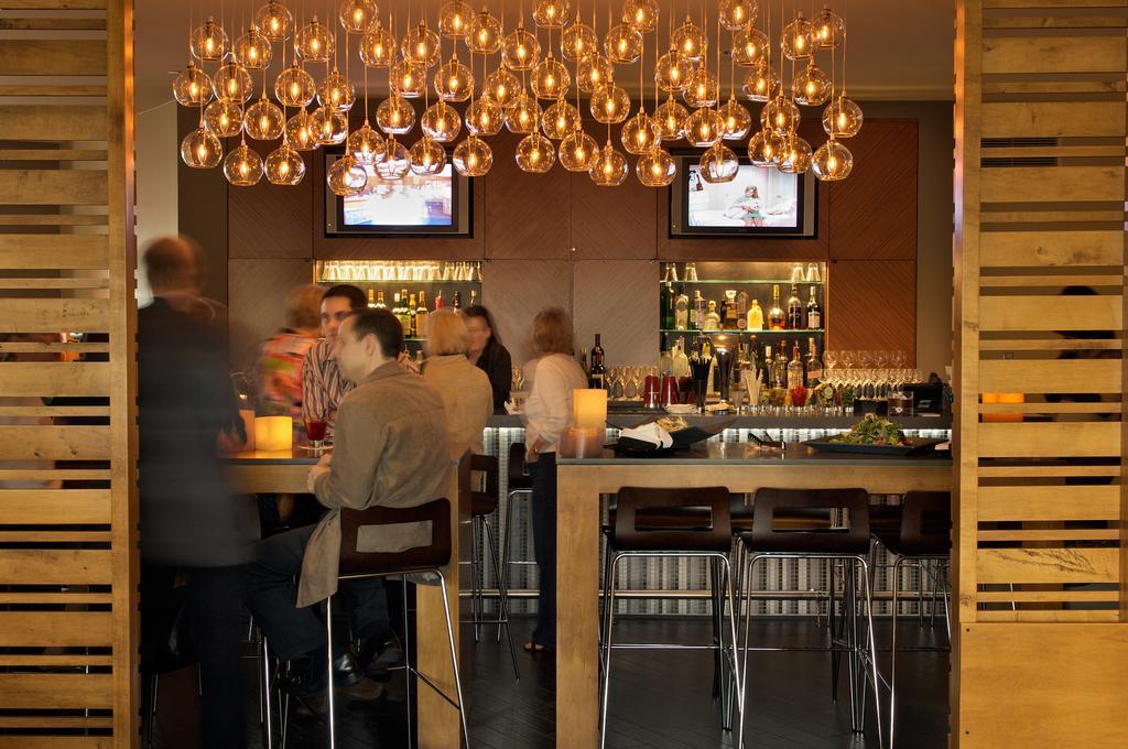 Bar/Salón The Belamar, Tapestry by Hilton