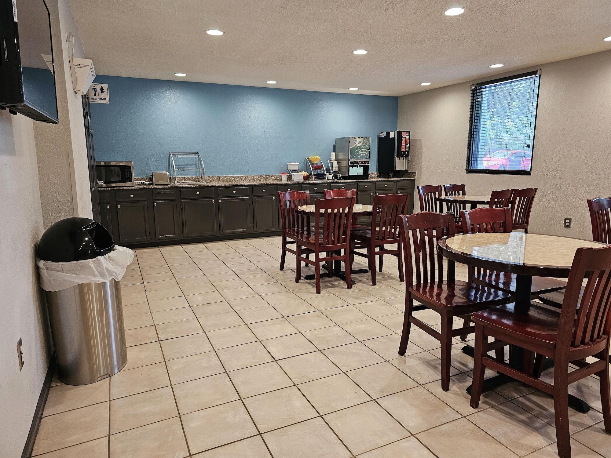 Restaurant Days Inn by Wyndham College Park Airport Best Road