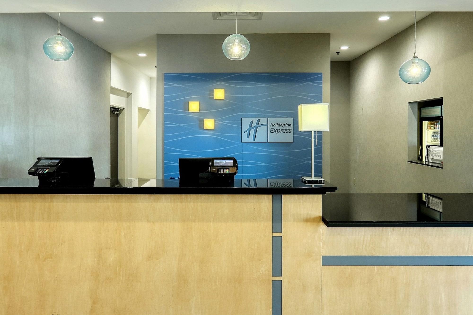 Vista Lobby Holiday Inn Express Hotel & Suites Batavia - Darien Lake by IHG