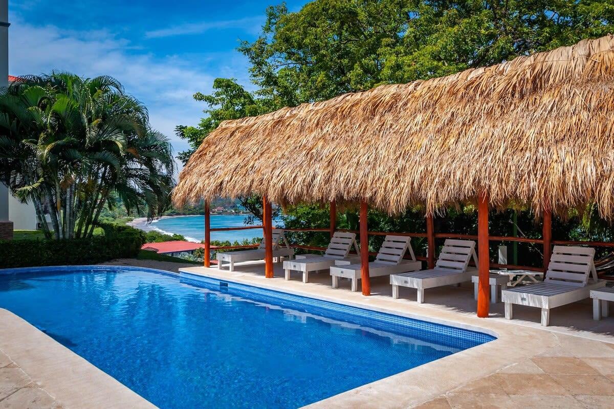 Vista Piscina Exquisitely decorated 5th-floor aerie with views of two bays in Flamingo