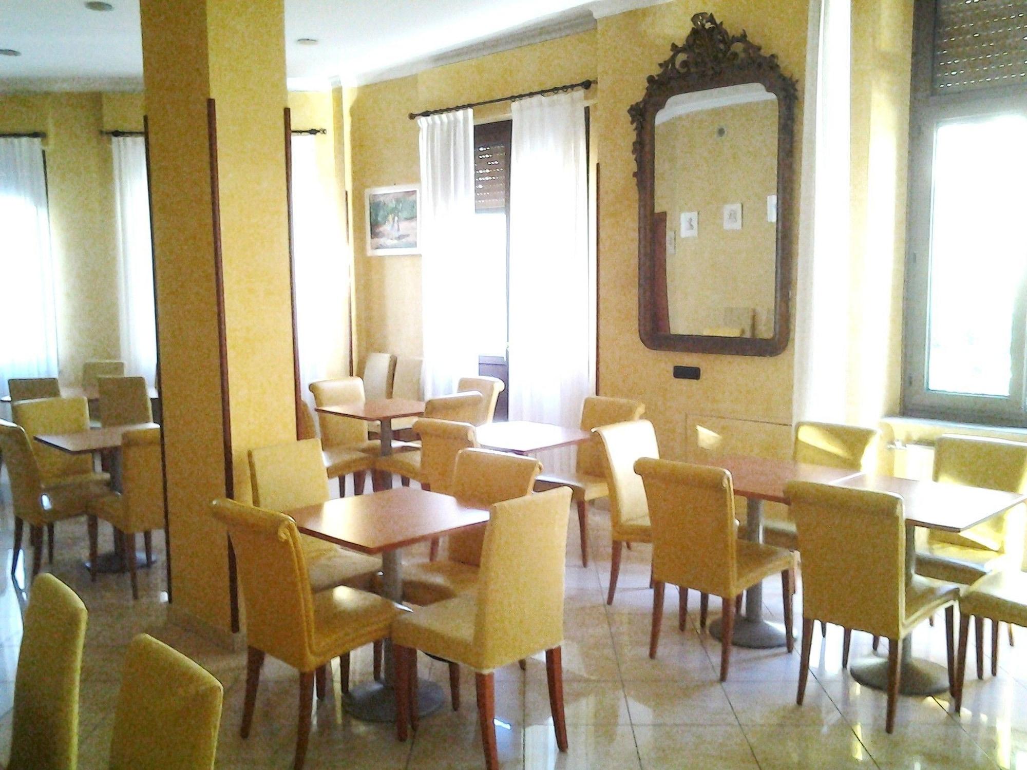 Bar/Salón Hotel nuovo Suisse