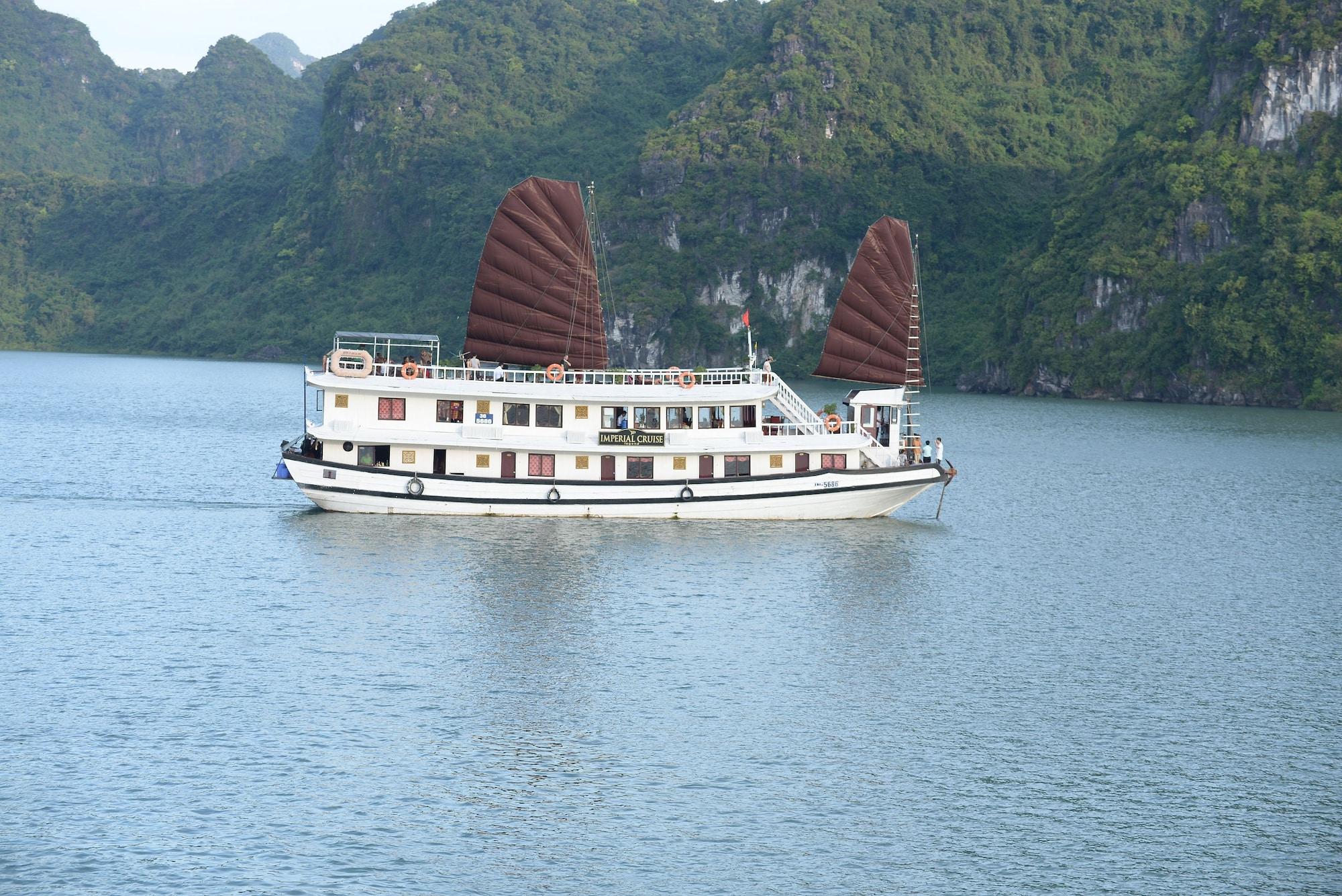 Vista Exterior Imperial Classic Cruise Halong