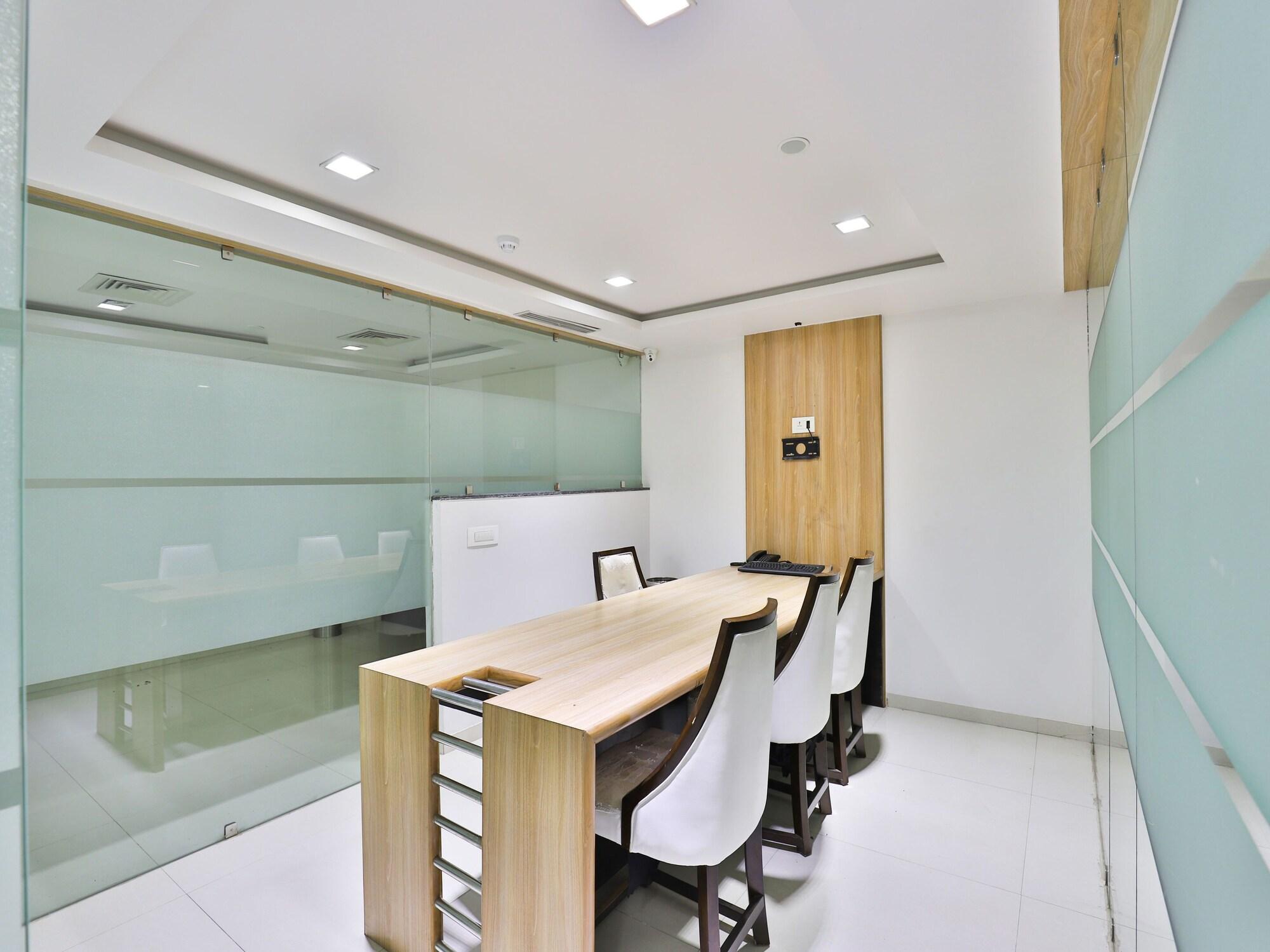 Sala de Reuniones OYO 13479 Hotel Grand Nakshatra