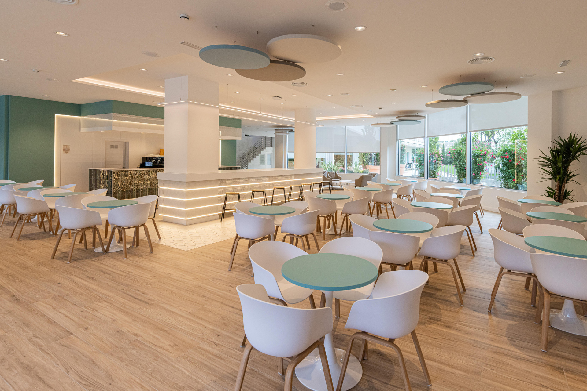 Bar/Salón Ponient Pirámide Salou by PortAventura World