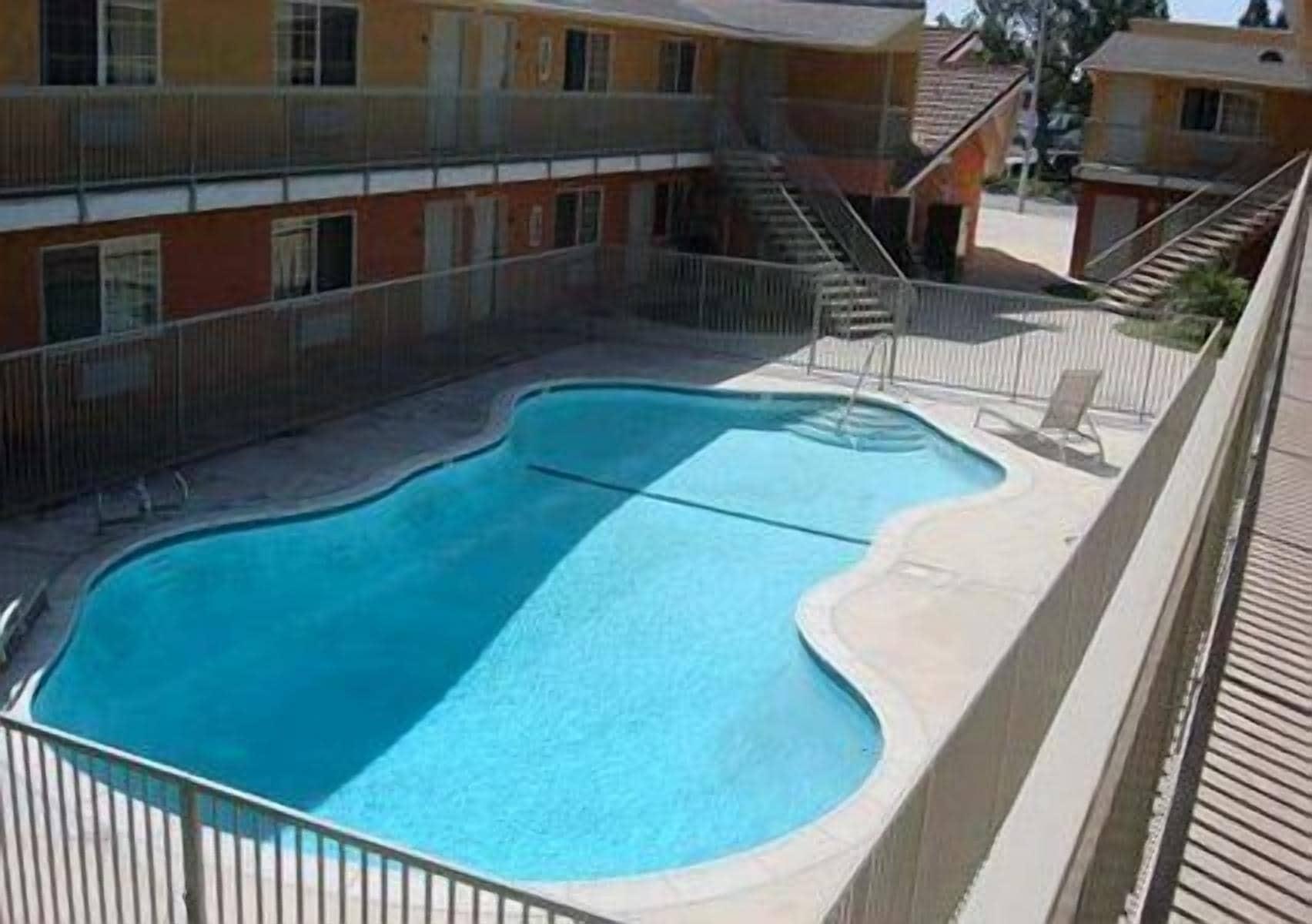 Varios Chateau Inn and Suites