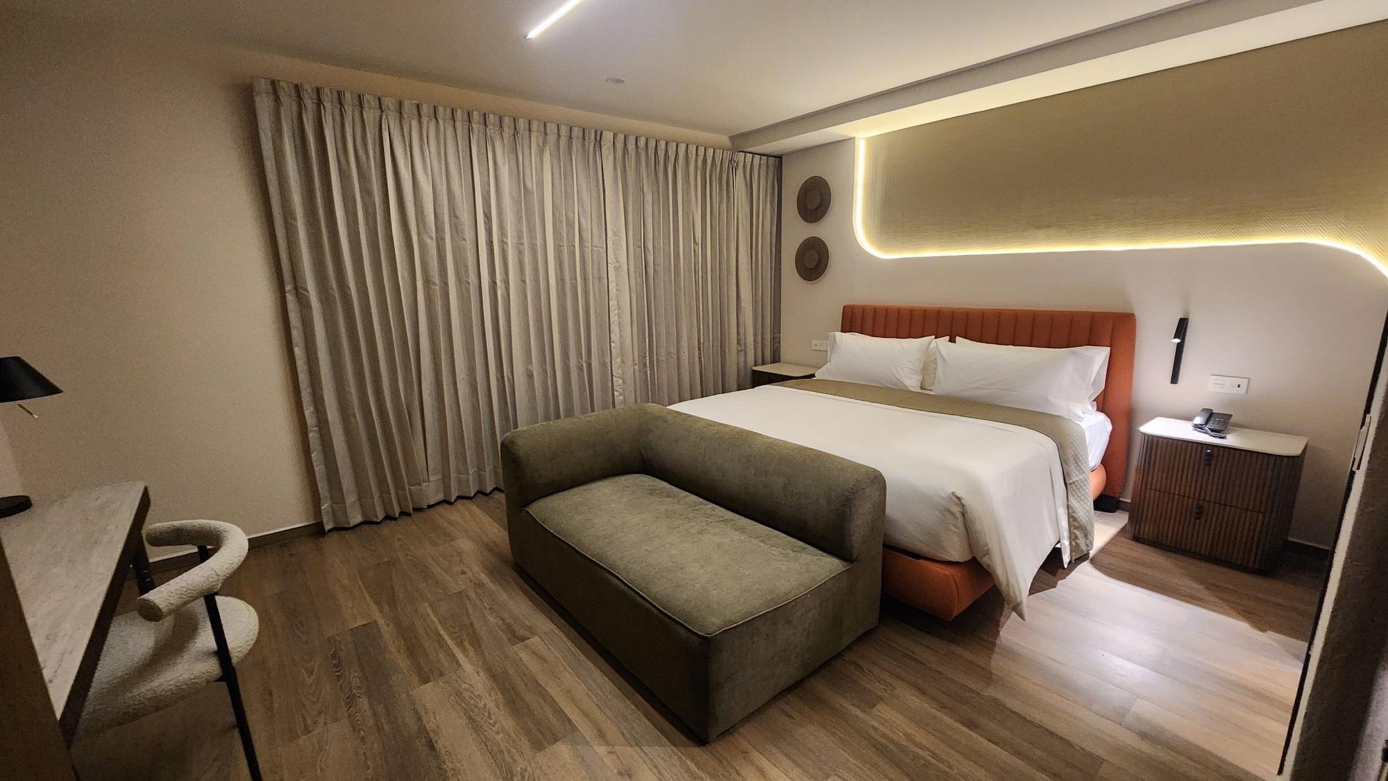 Varios Expo Satelite 2750 Hotel & Suites