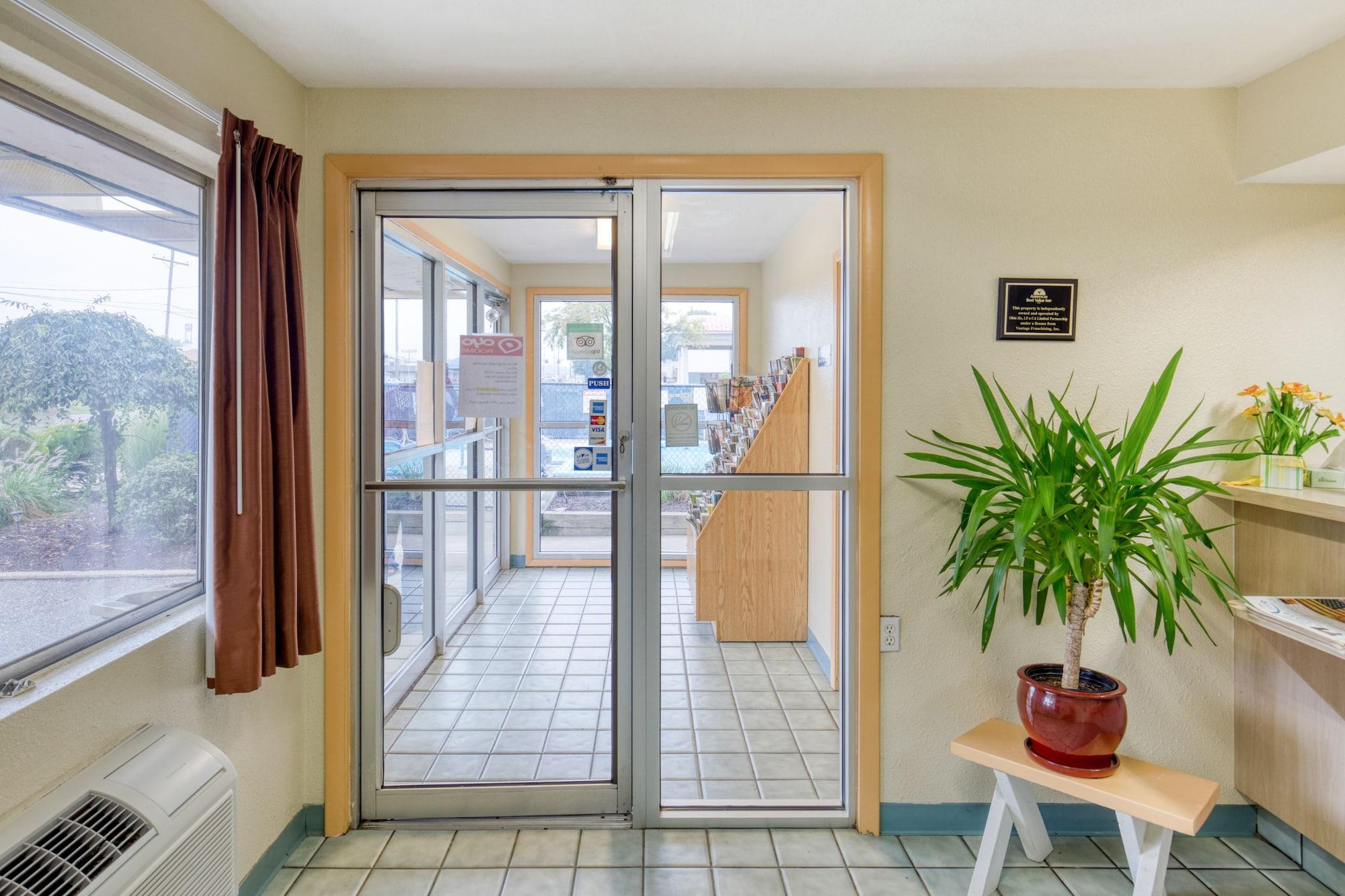 Vista Lobby Days Inn by Wyndham New Philadelphia