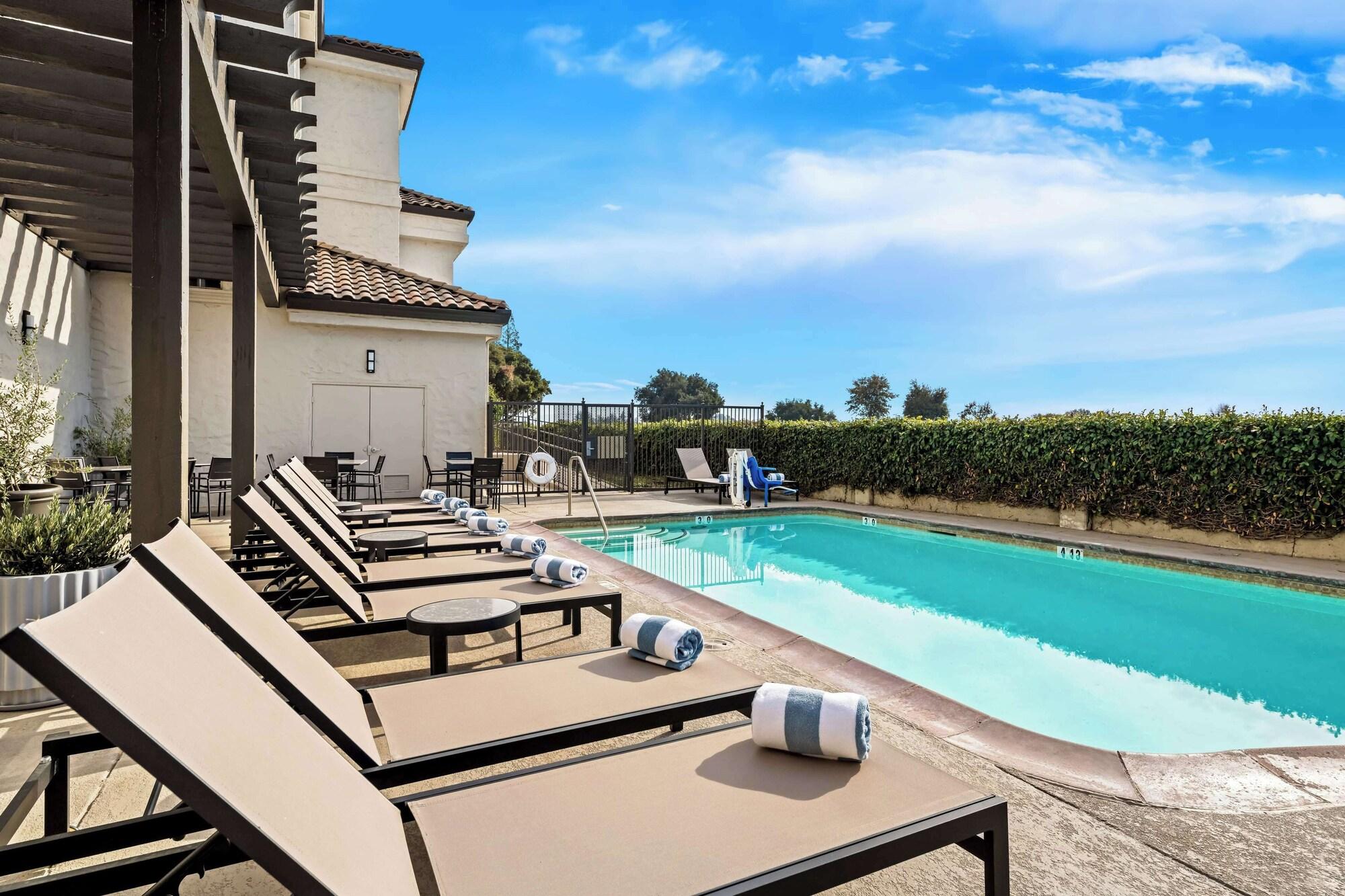 Vista Piscina Hampton Inn Morgan Hill