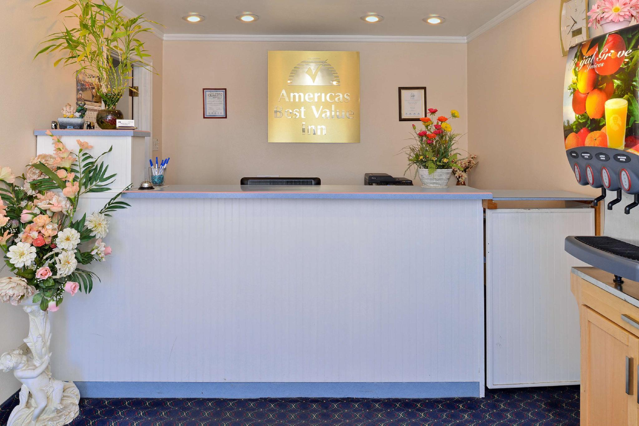 Vista Lobby Americas Best Value Inn & Suites Klamath Falls