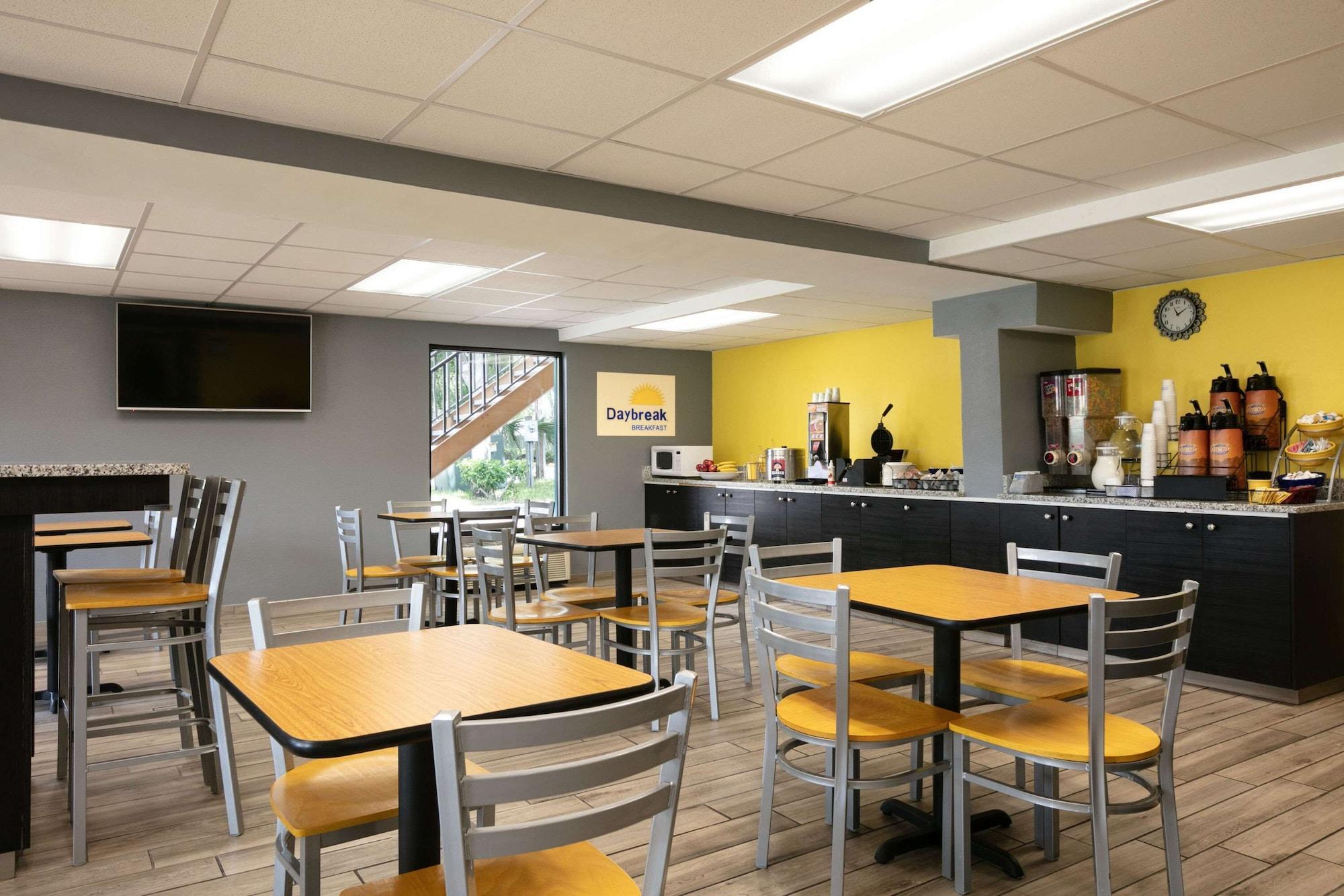 Restaurant Days Inn by Wyndham Clearwater/Gulf to Bay