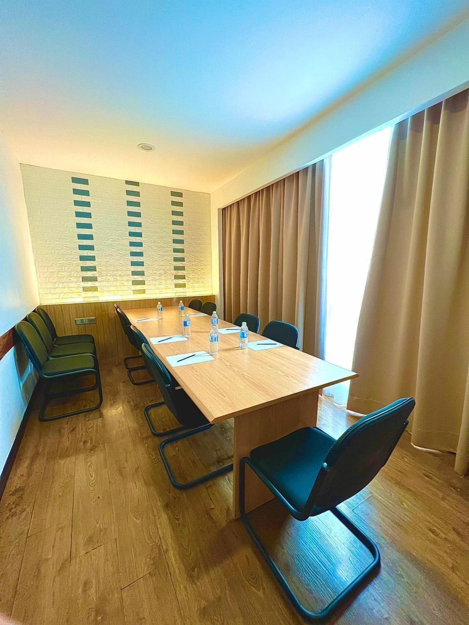 Sala de Reuniones New World Express Motel