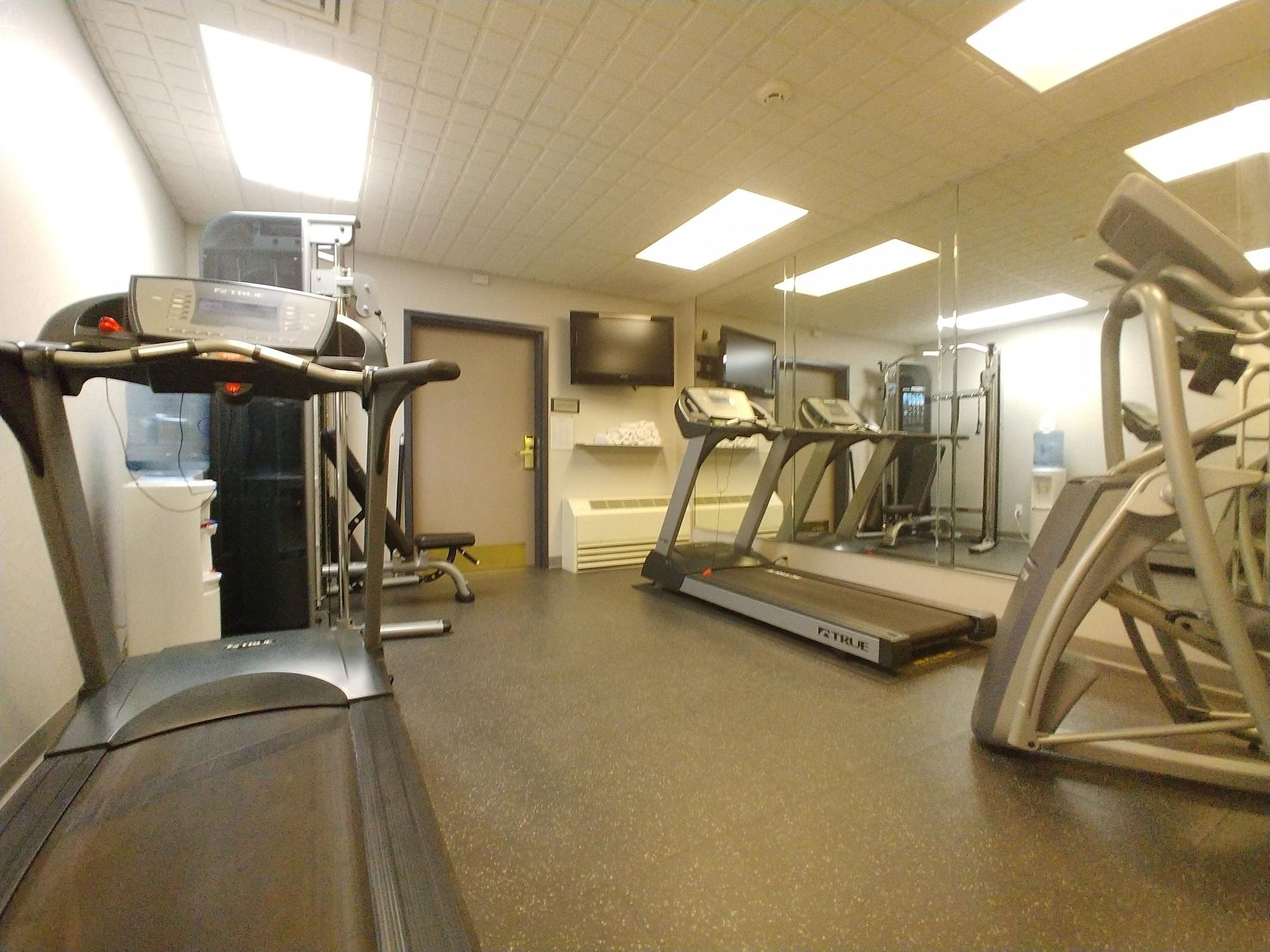 Gimnasio Country Inn & Suites by Radisson, Freeport, IL