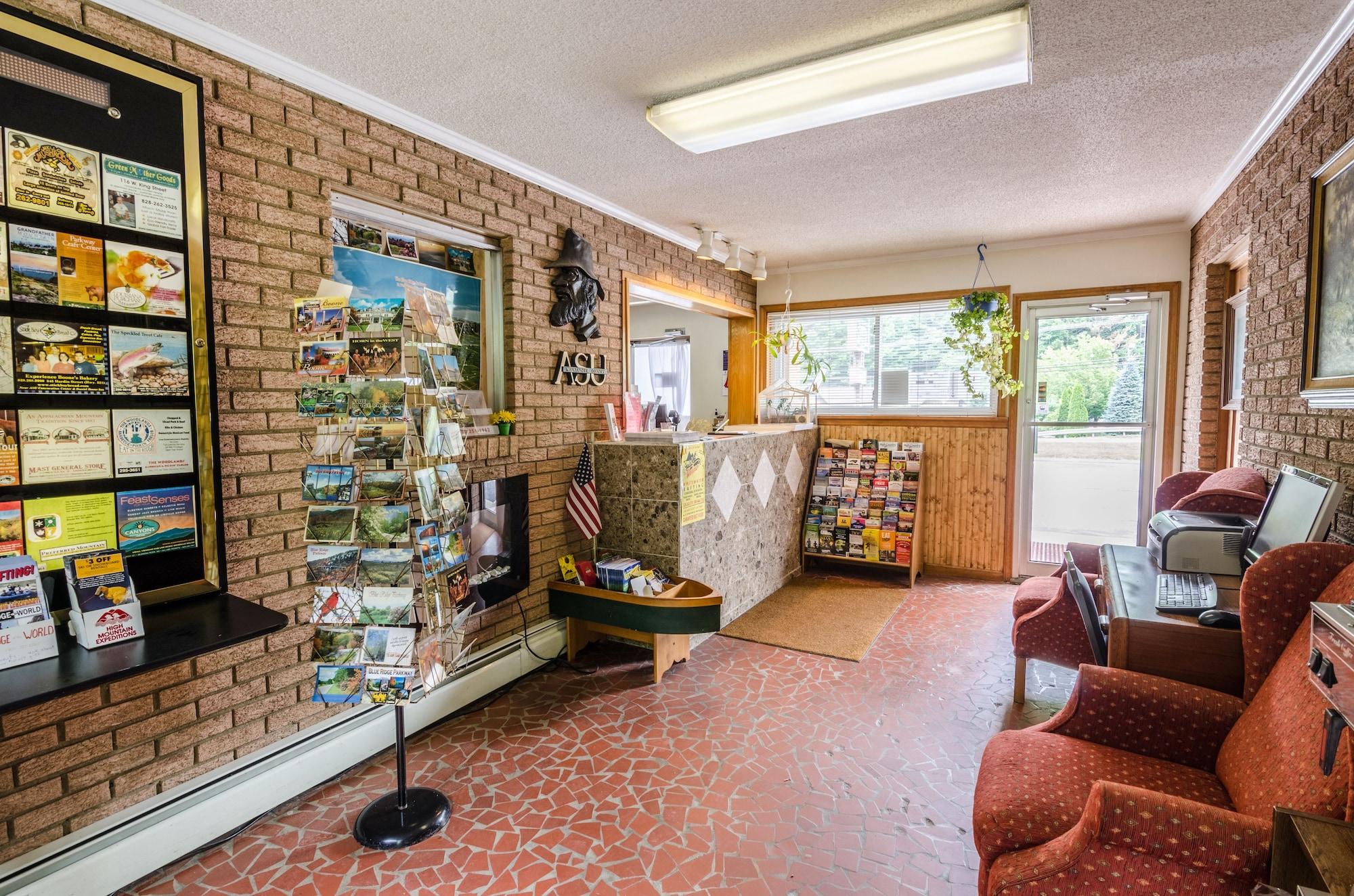 Vista Lobby Highland Hills Motel and Cabins – A Master Hosts Resort