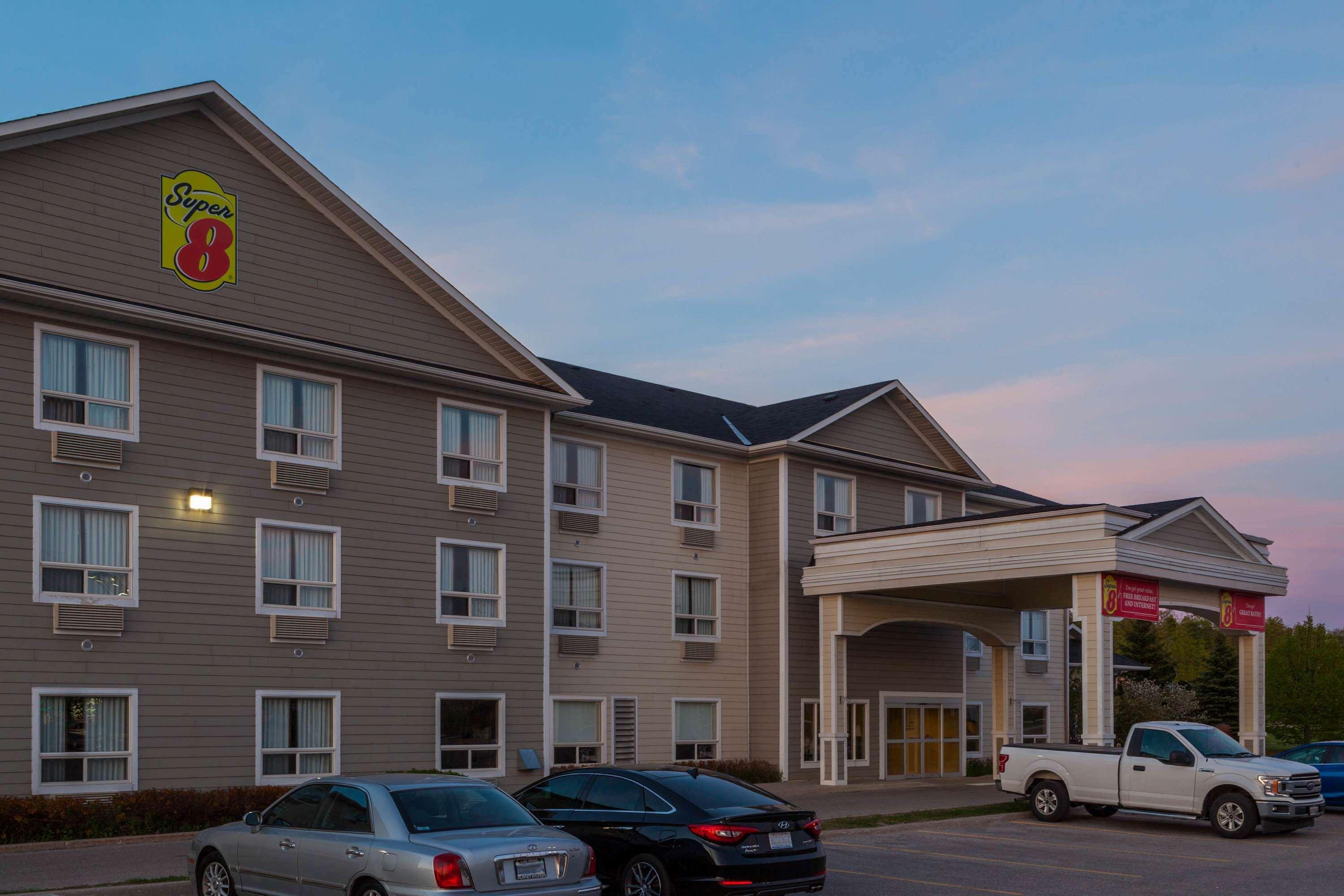 Vista Exterior Super 8 by Wyndham Midland