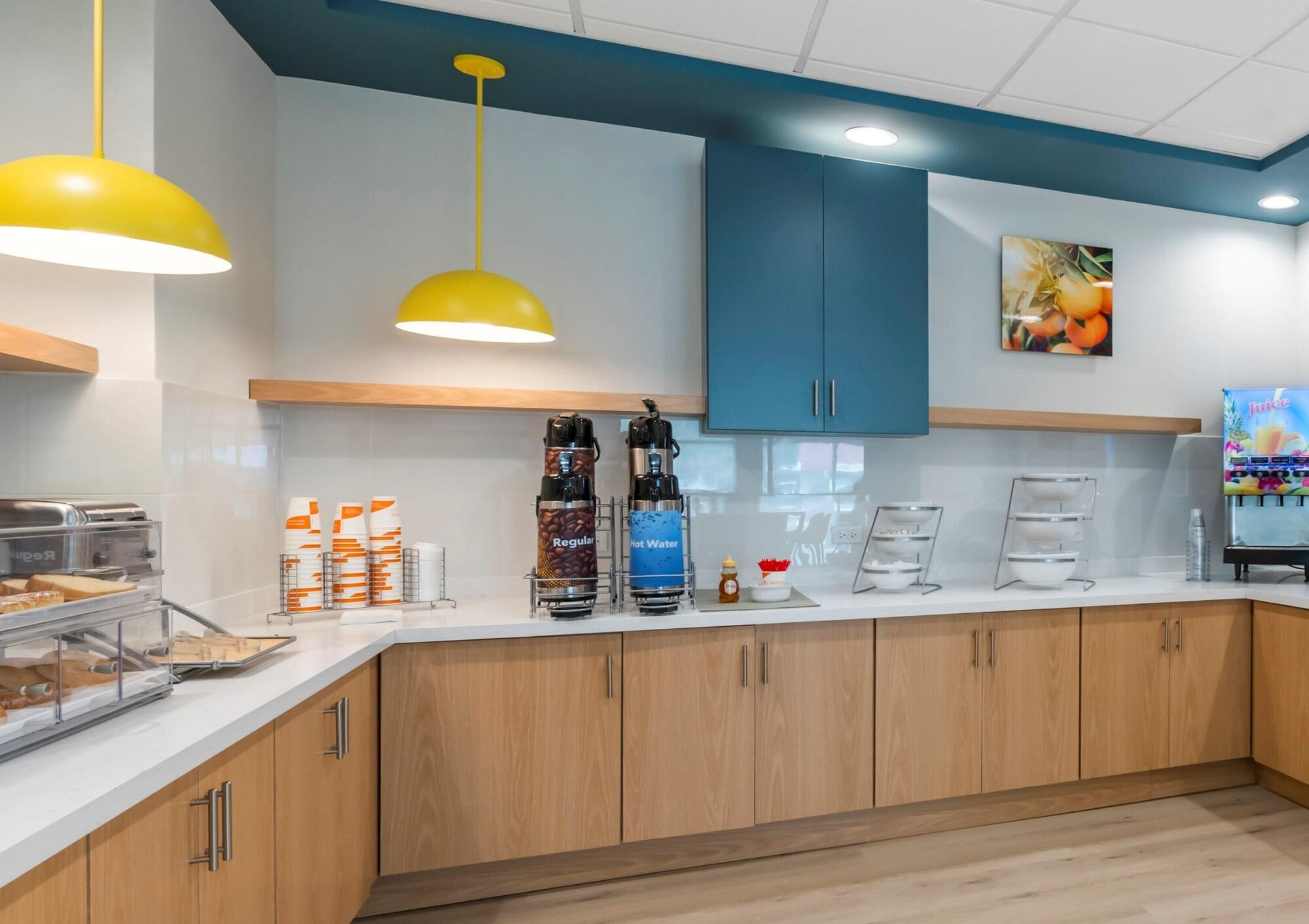 Bar/Salón Comfort Suites St. Augustine Historic District Area