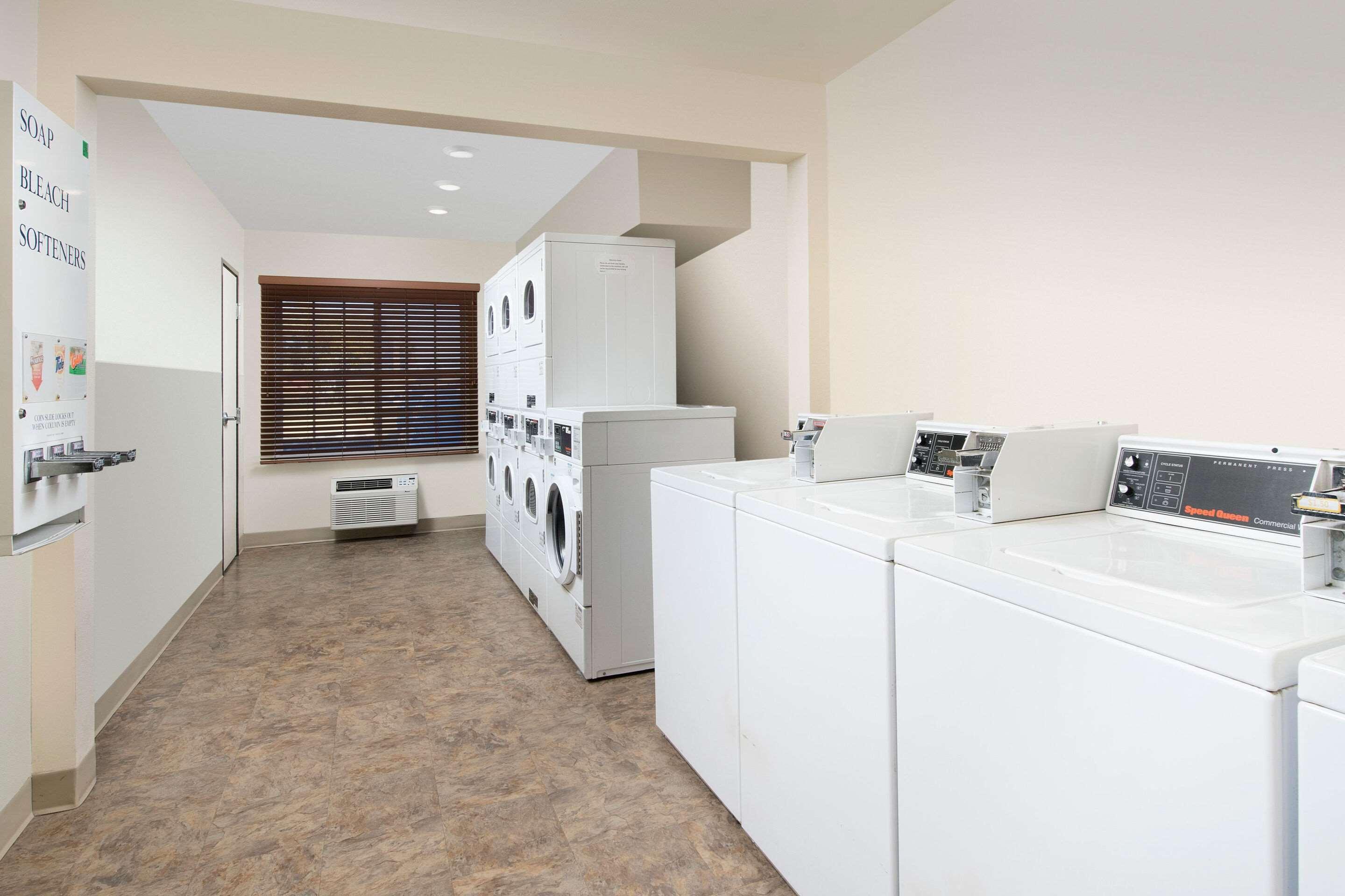 Vista Exterior Extended Stay America Select Suites - Oklahoma City - Southeast