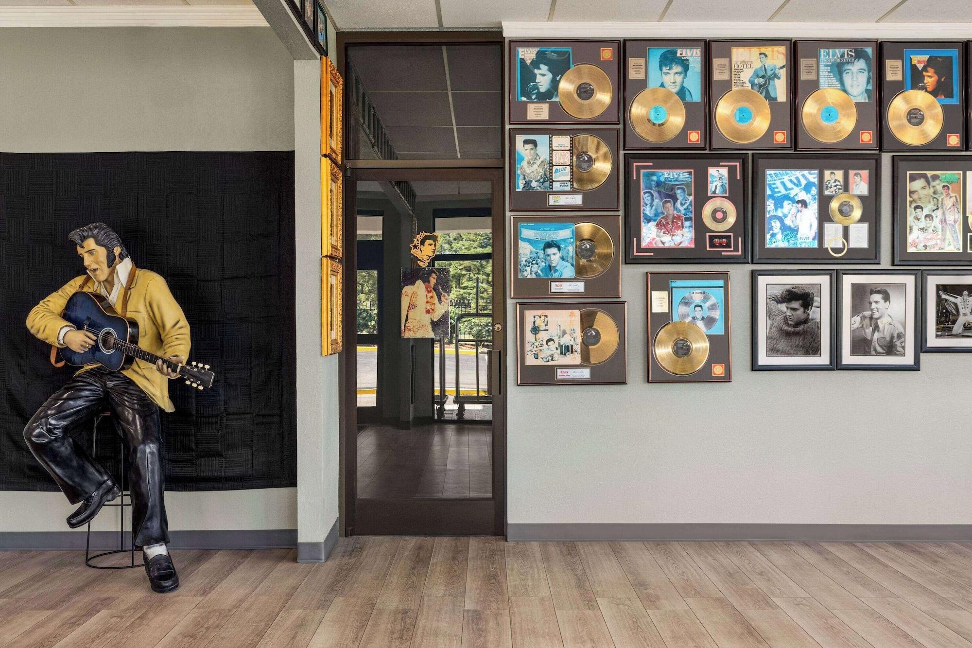 Vista Lobby Days Inn by Wyndham Memphis at Graceland