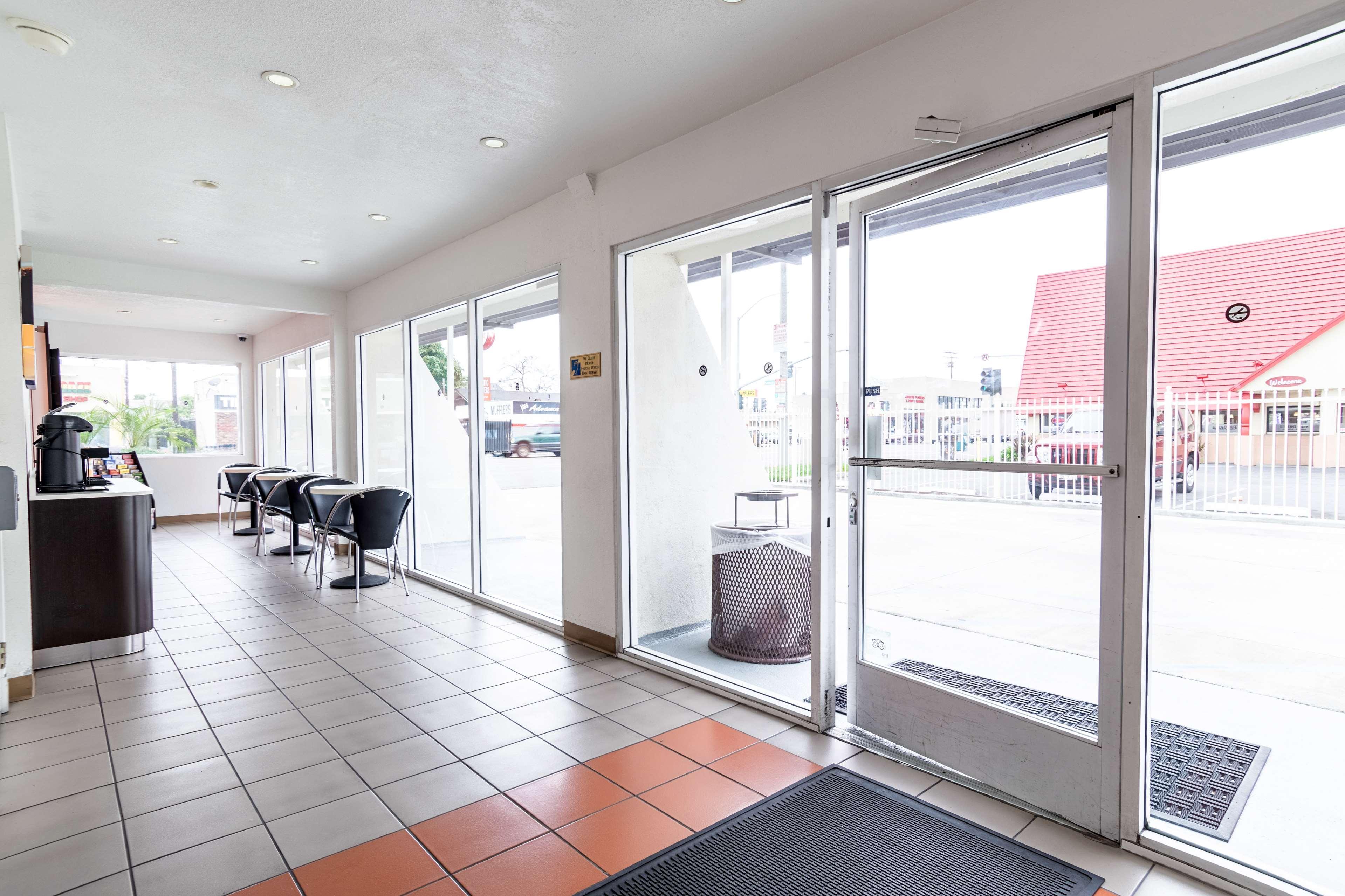 Vista Lobby Motel 6 Long Beach, CA - International City