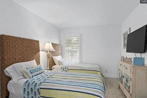 Alquiler Vacacional - Fully Remodeled Nautical 3-bedroom house- walking distance to Vanderbilt Beach!