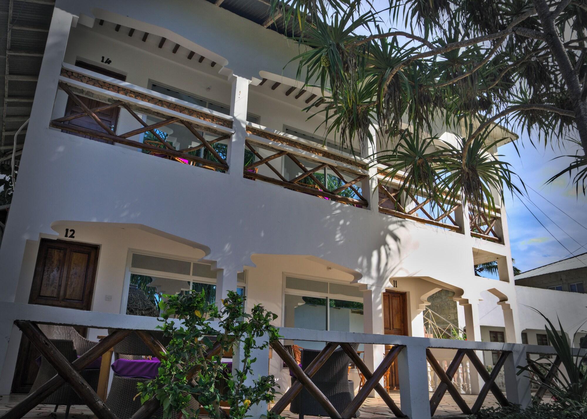 Varios Cocolala Beach House