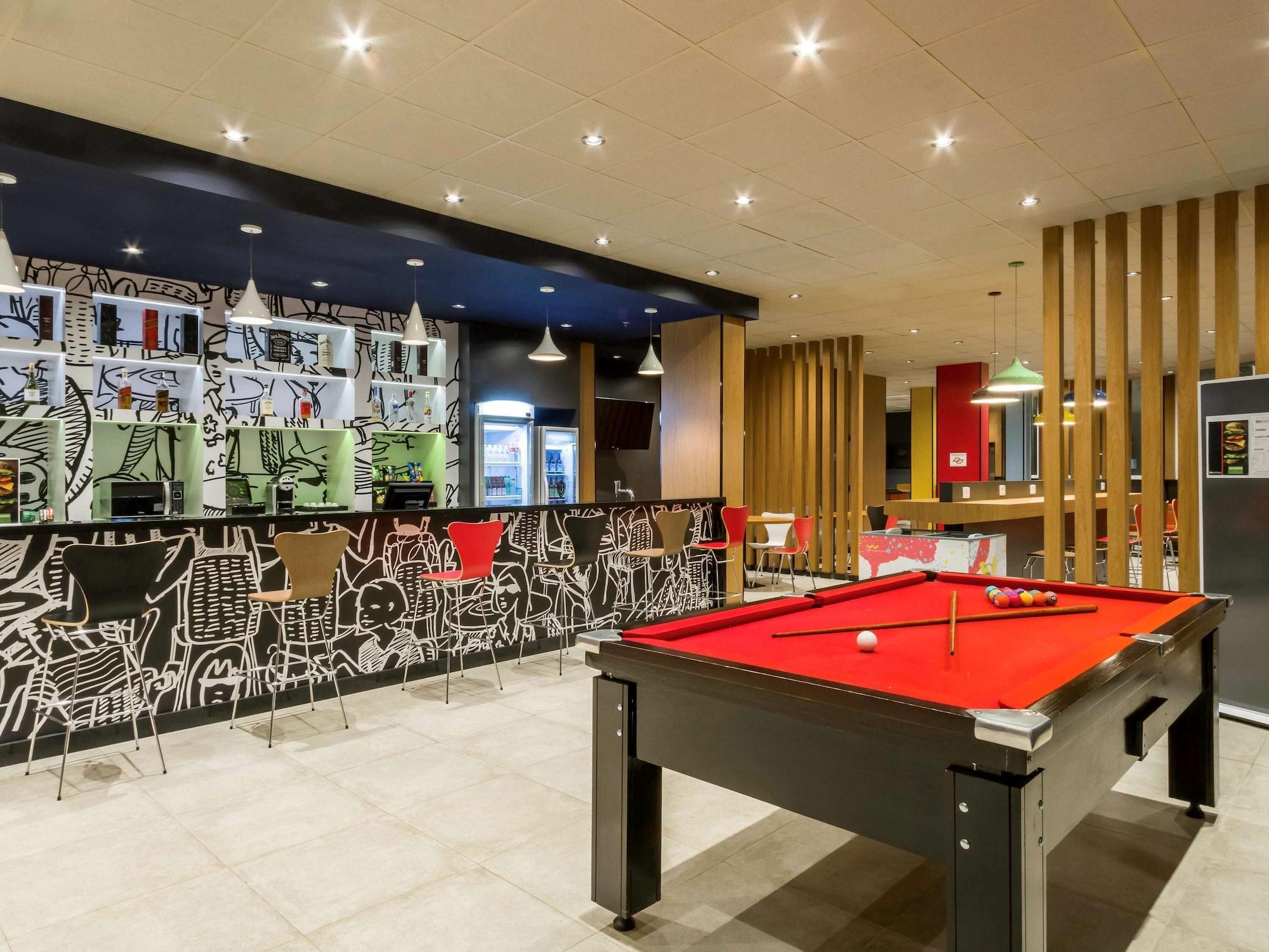 Bar/Salón ibis Americana