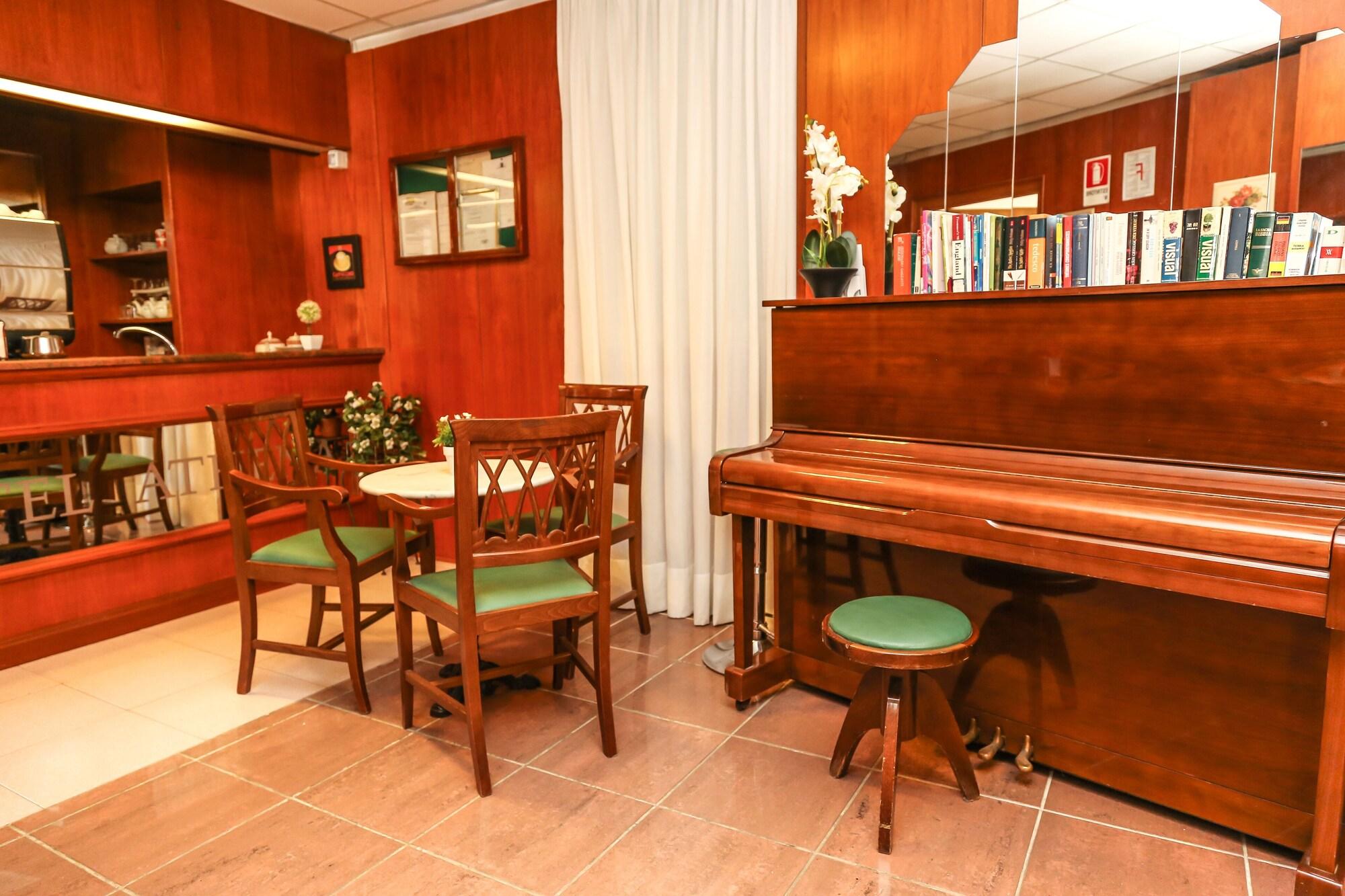 Bar/Salón Athena Hotel