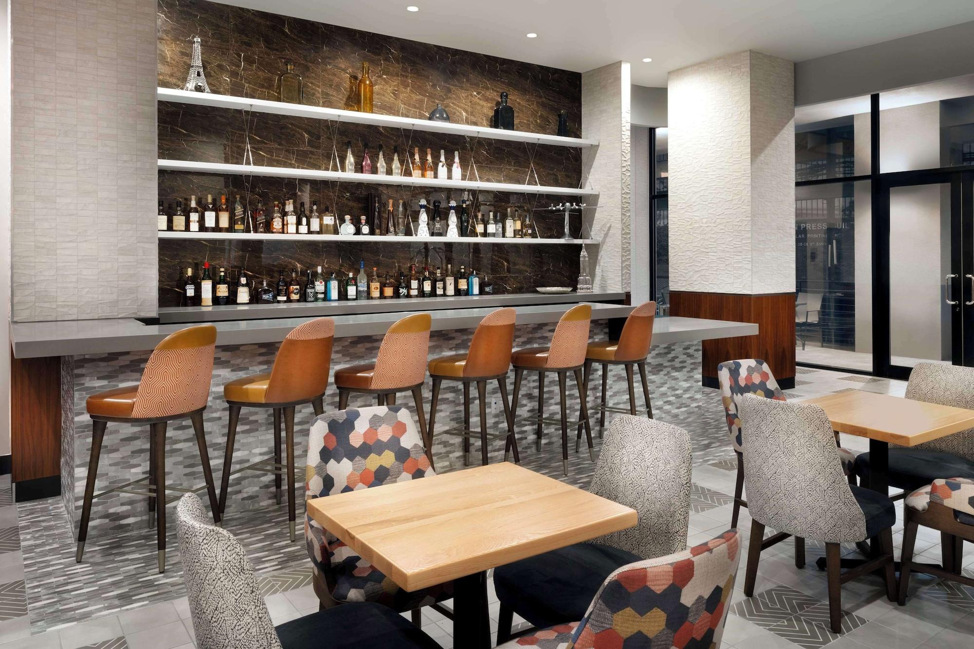Bar/Salón DoubleTree by Hilton Long Island City, NY