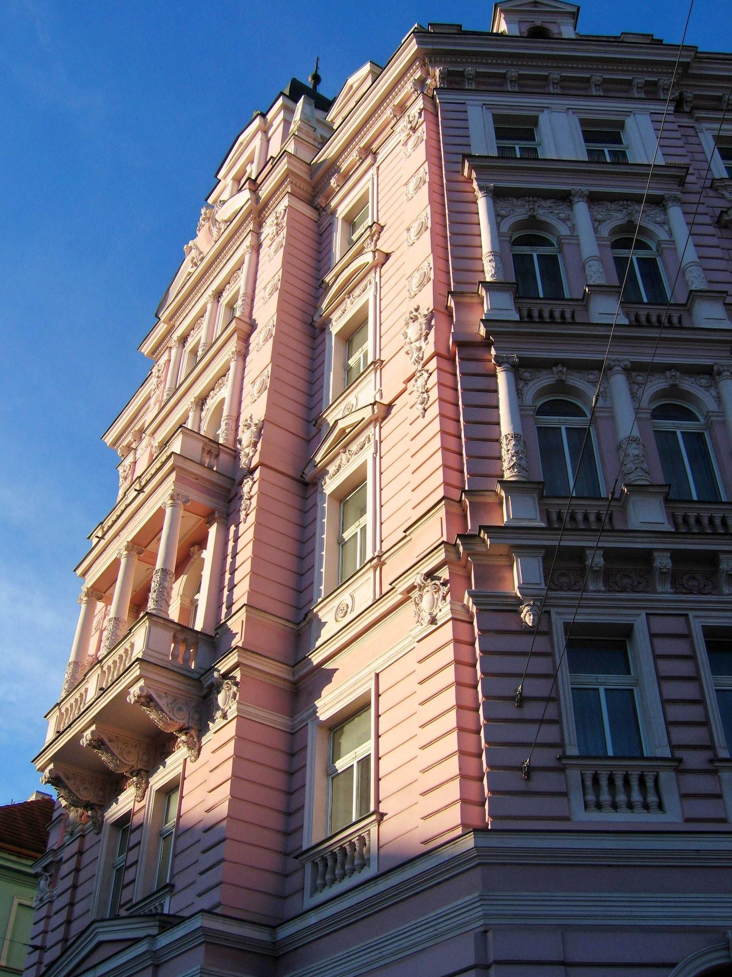 Vista Exterior Opera Hotel