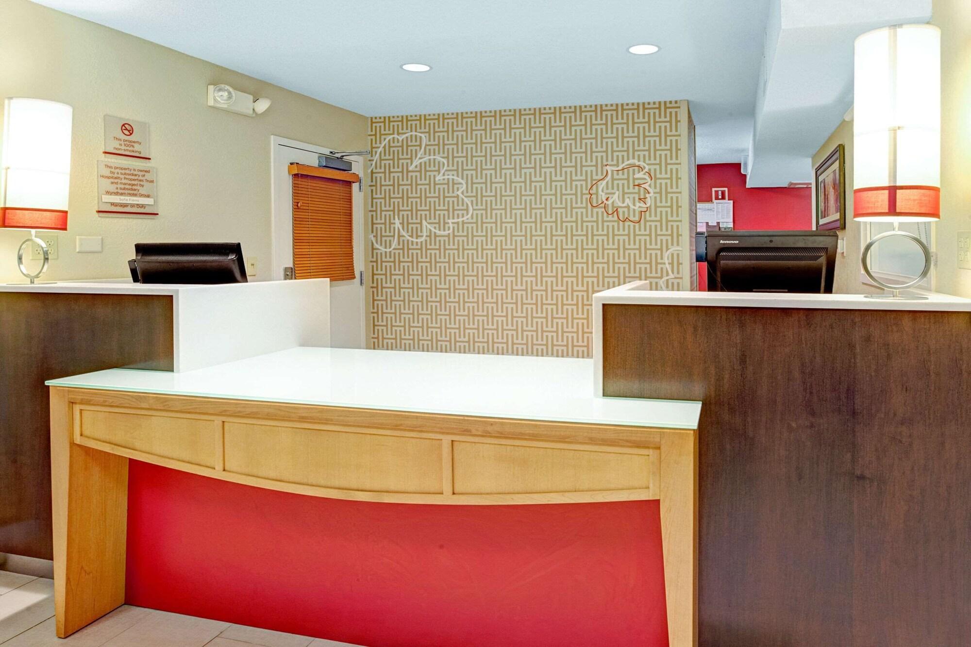 Vista Lobby MainStay Suites Northbrook Wheeling