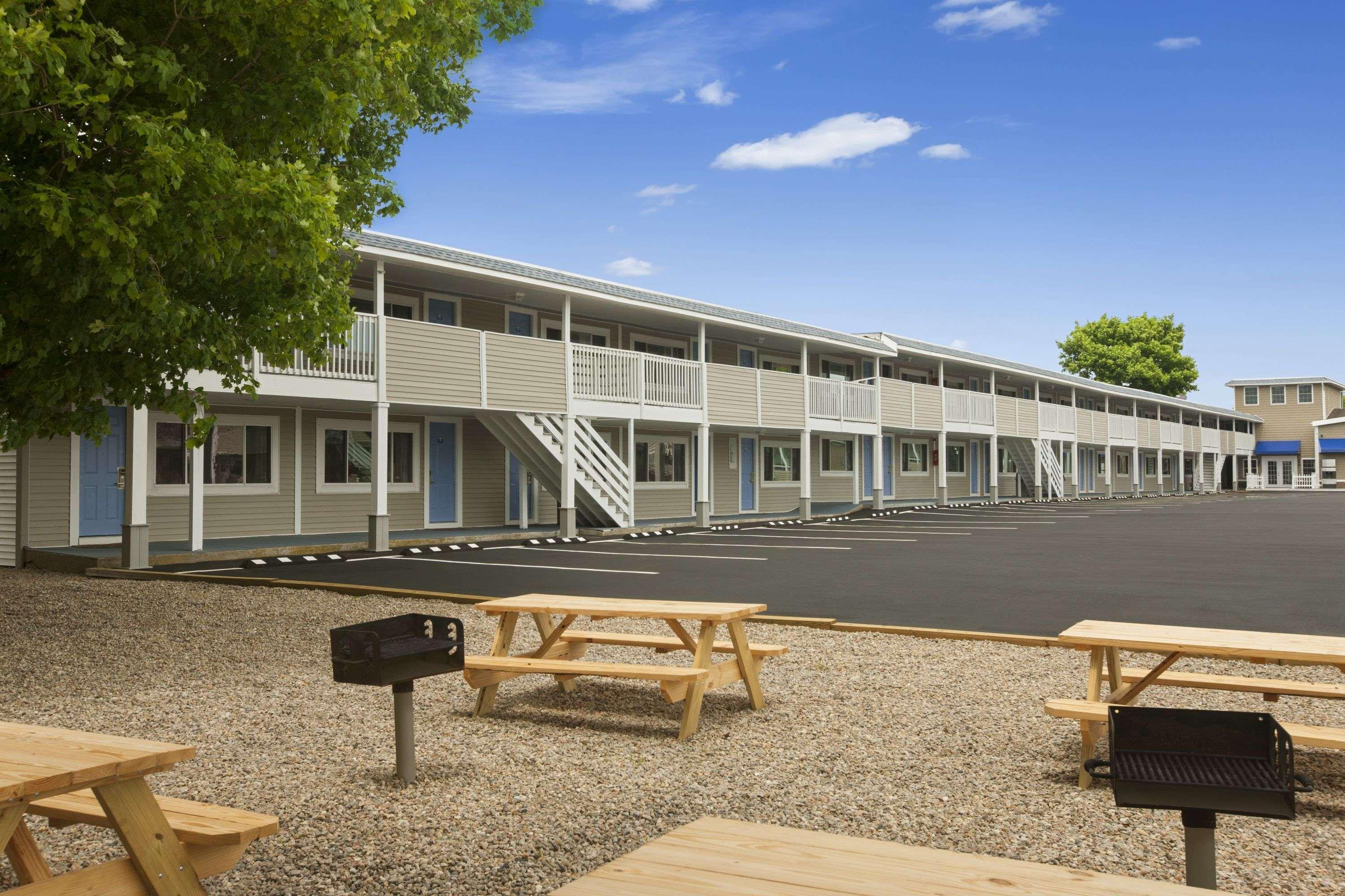 Vista Exterior Days Inn by Wyndham WestYarmouth/Hyannis Cape Area