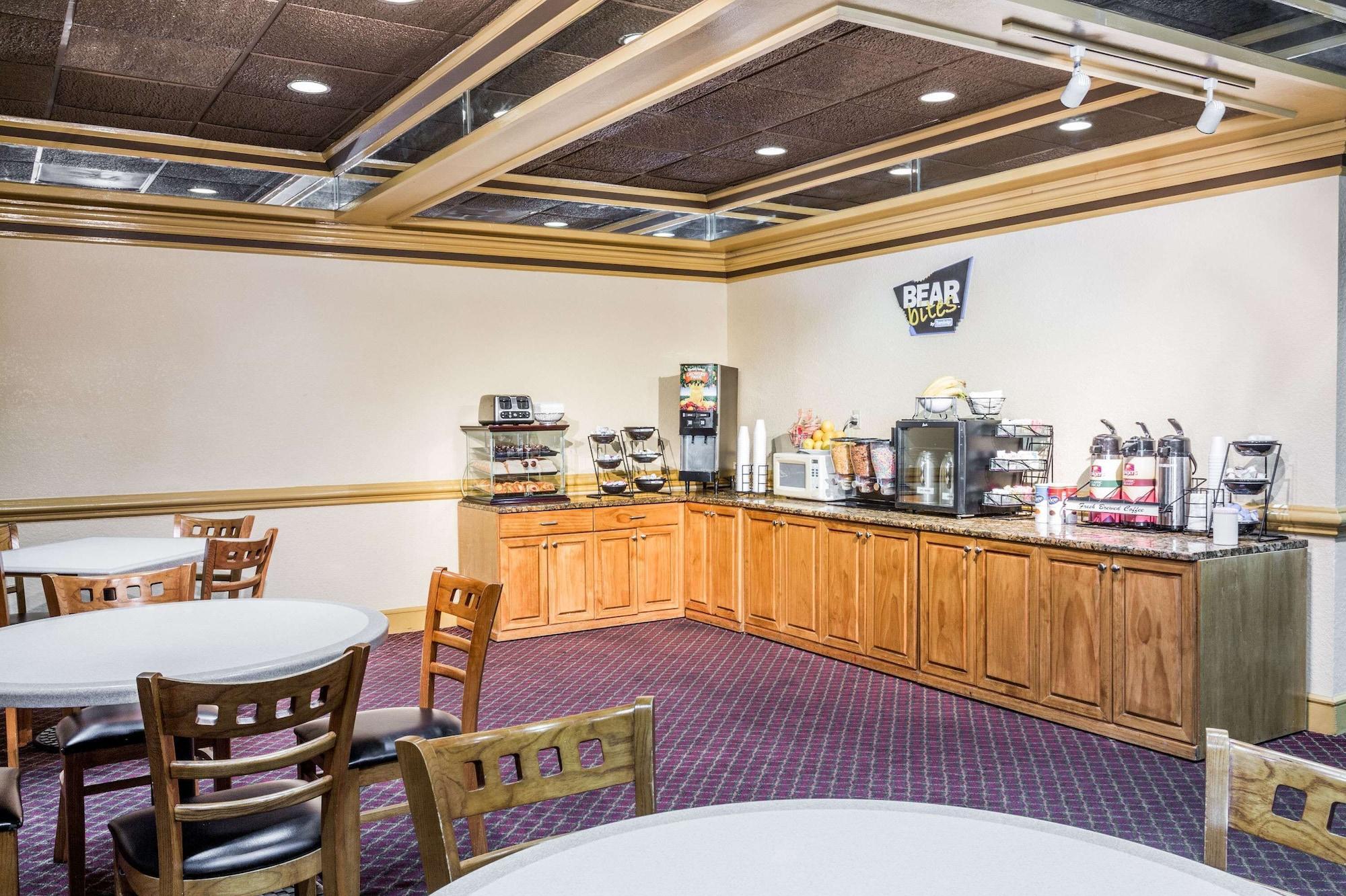 Restaurant Travelodge by Wyndham Deltona