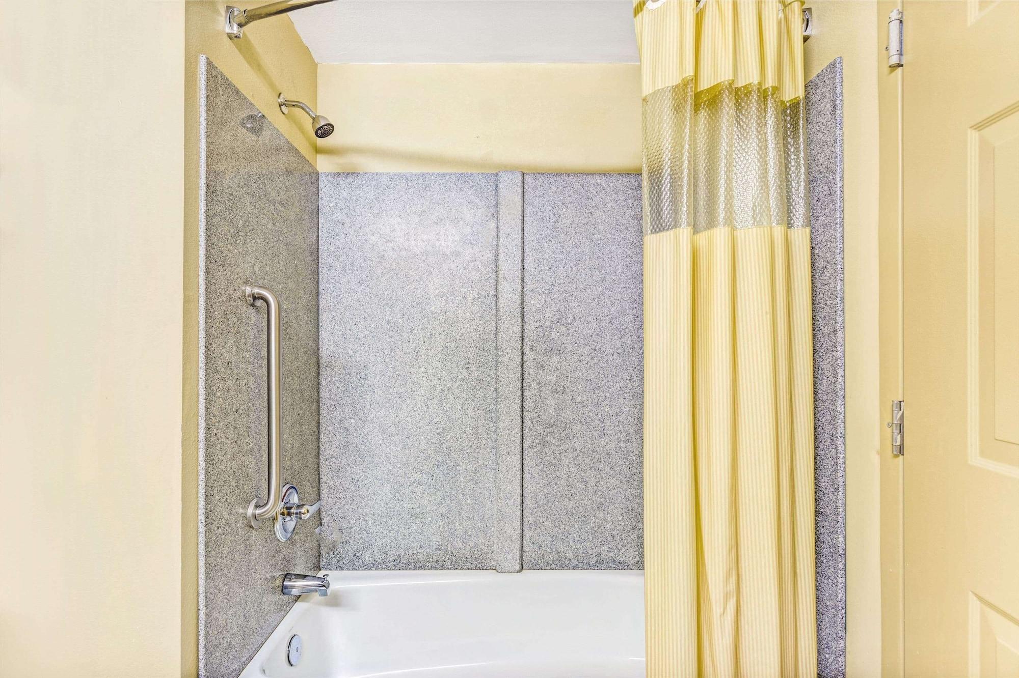 Equipamiento de Habitación Days Inn & Suites by Wyndham Jeffersonville IN