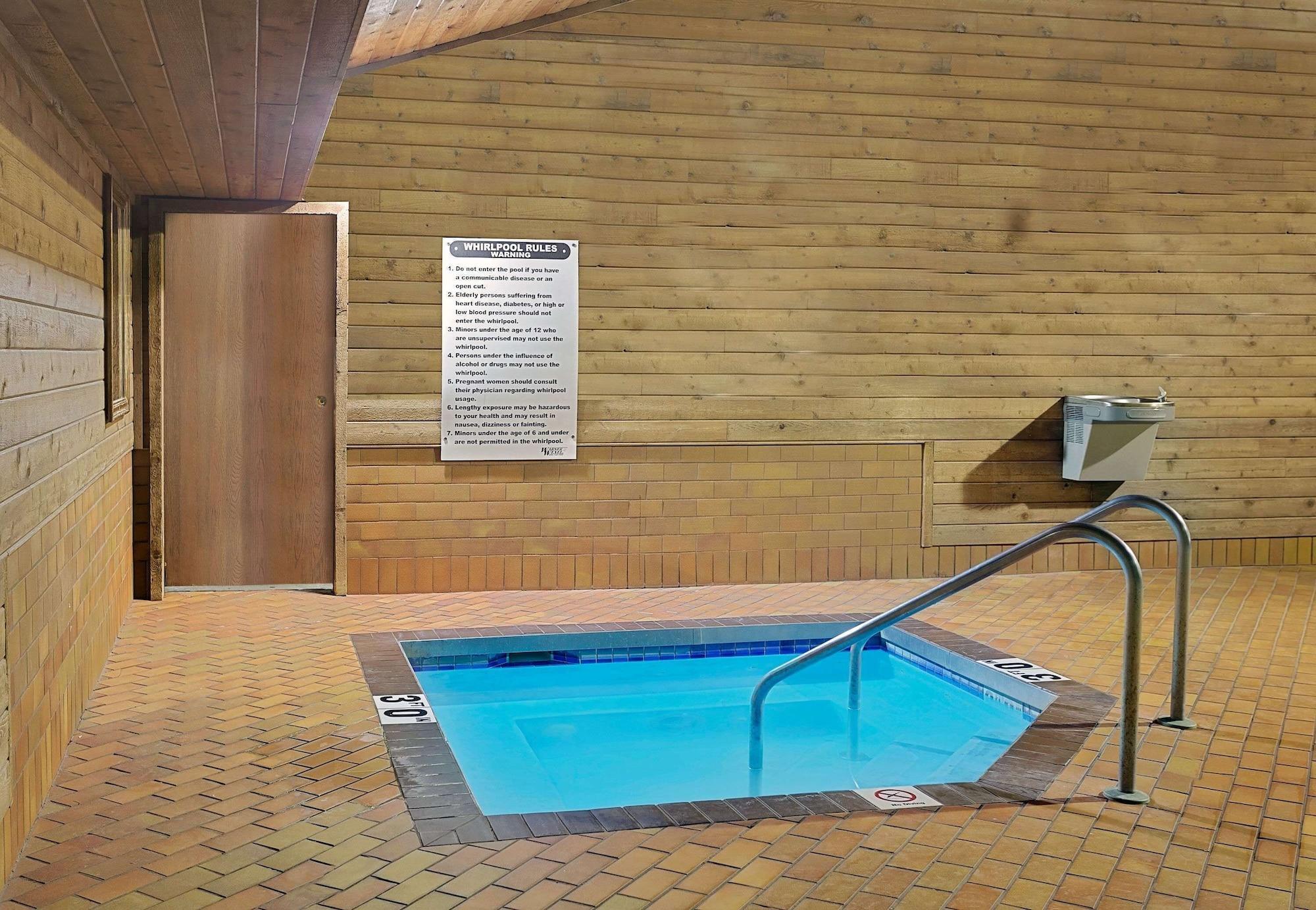 Spa Super 8 by Wyndham Sturgeon Bay