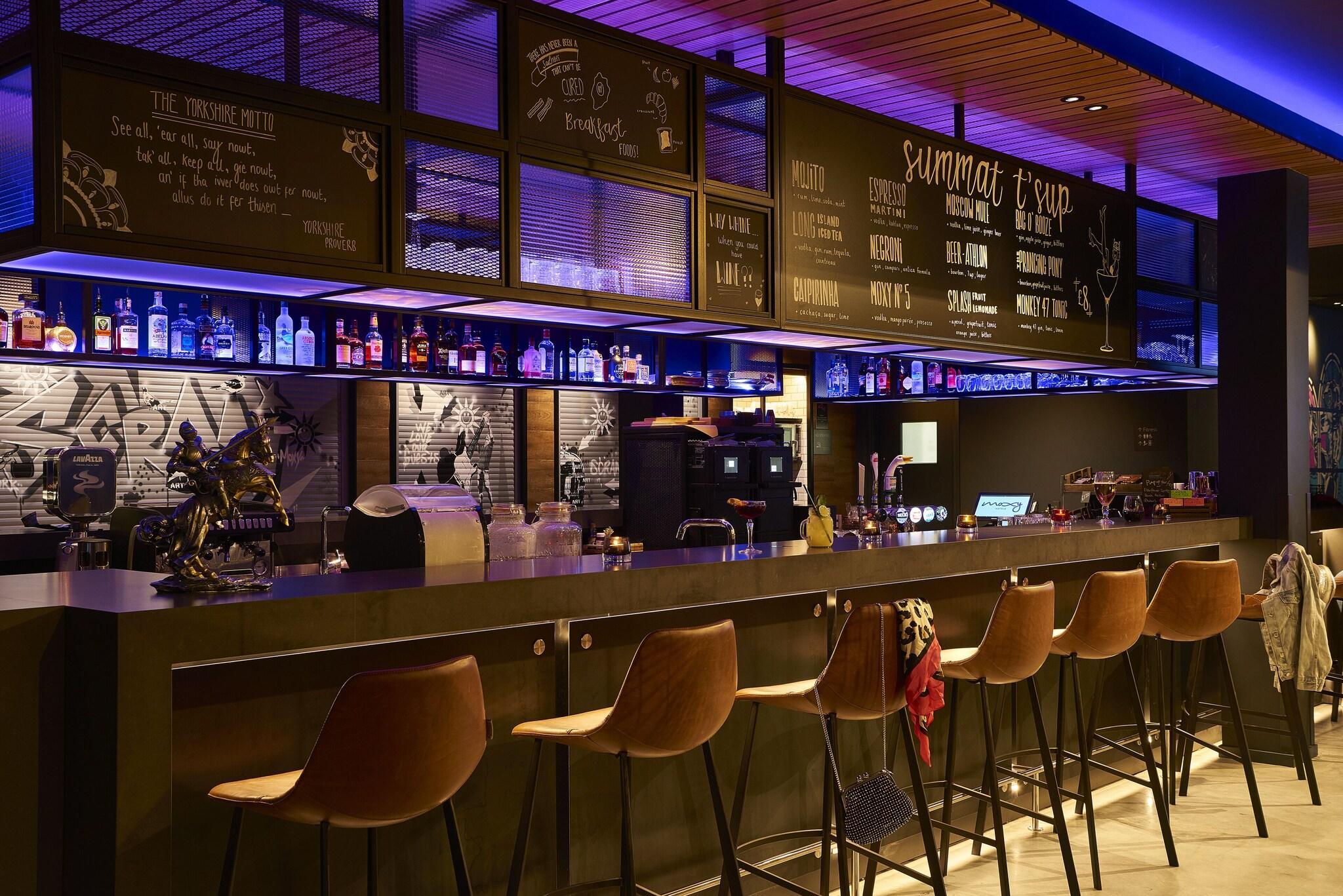 Bar/Salón Moxy Paris Charles de Gaulle Airport