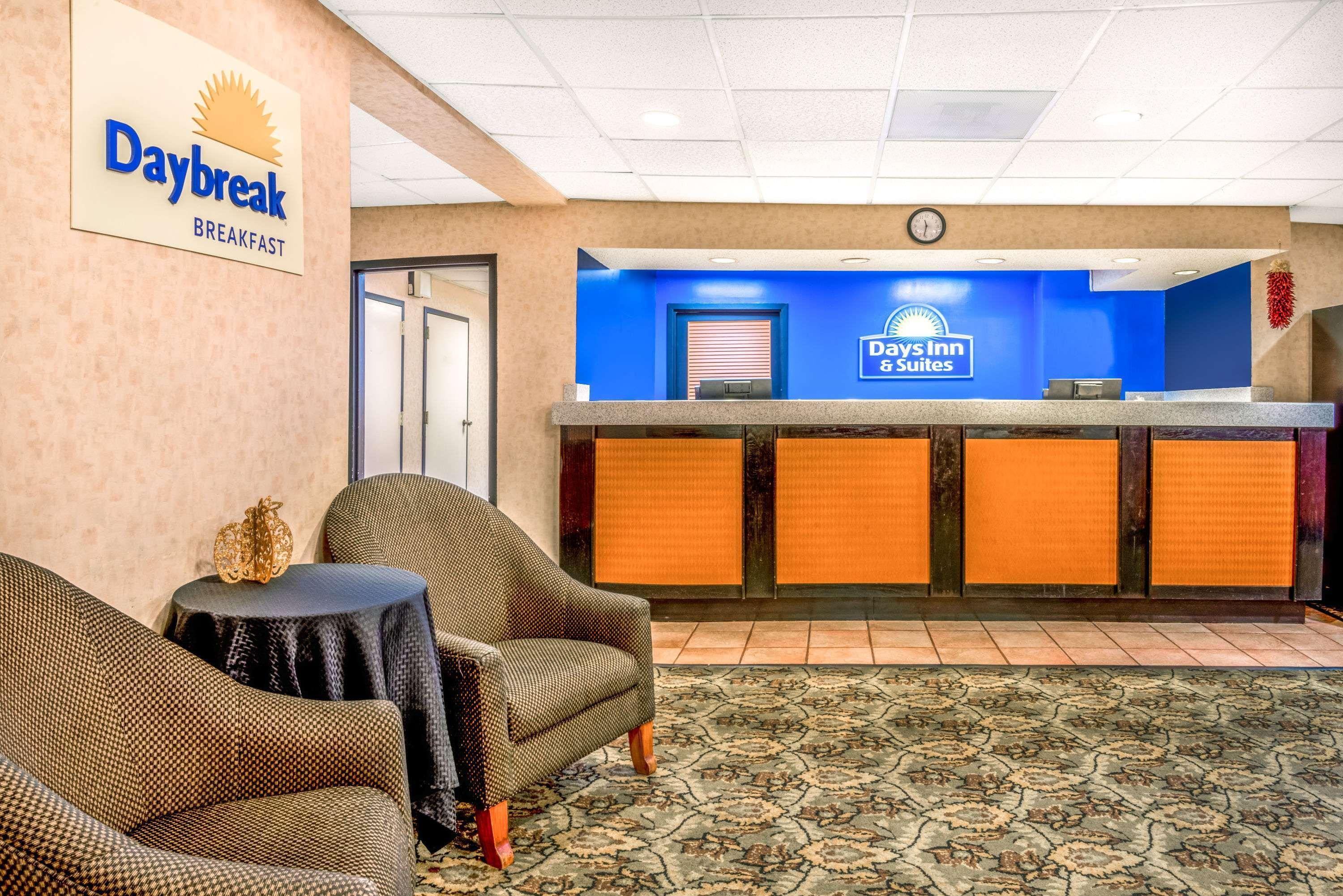 Vista Lobby Days Inn & Suites by Wyndham Albuquerque North