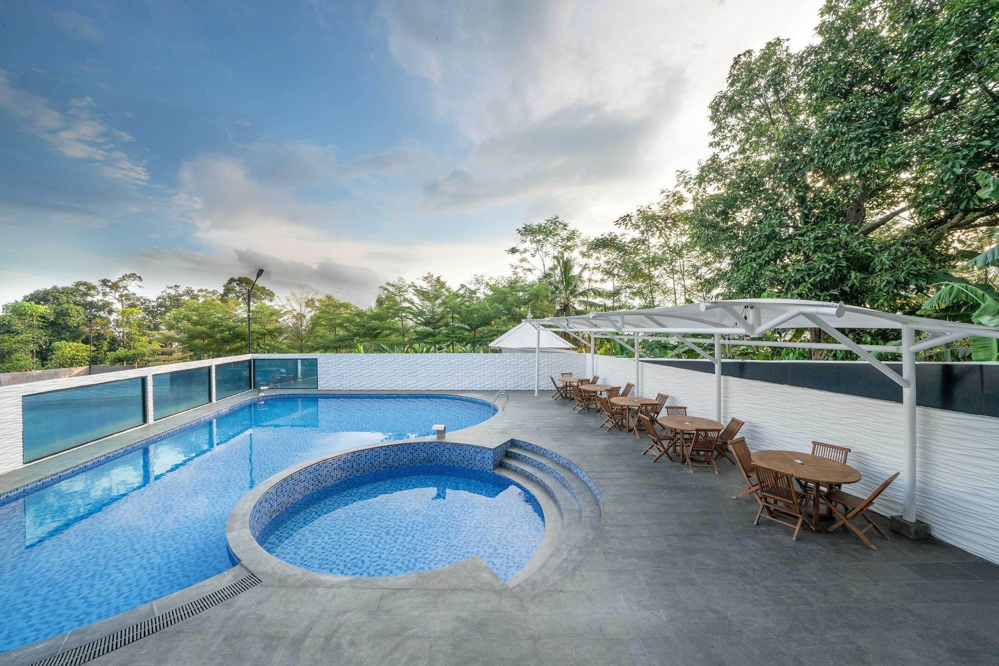 Vista Piscina Kyriad M2 Lampung