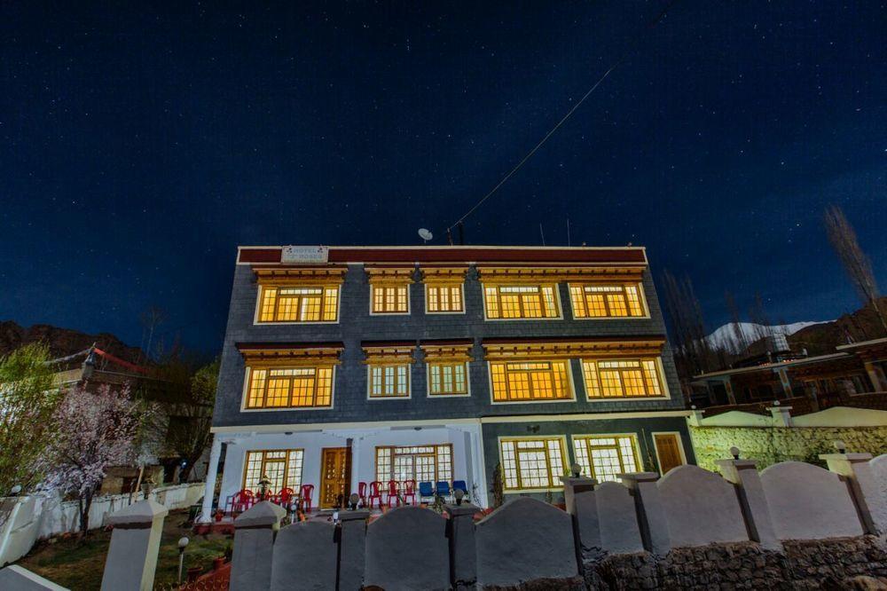 Vista Exterior Hotel Three Roses