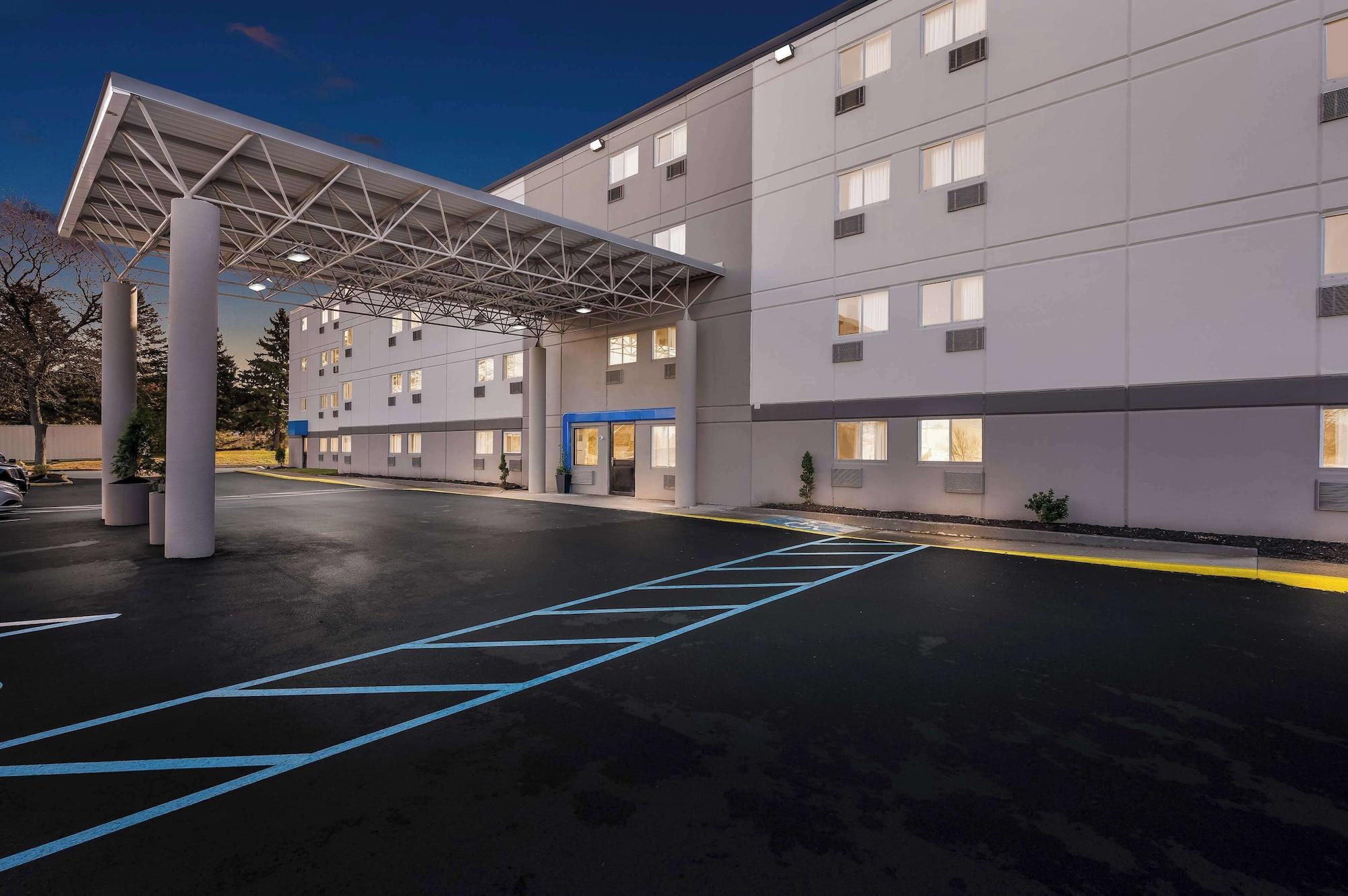 Vista Exterior Motel 6 Portland, ME