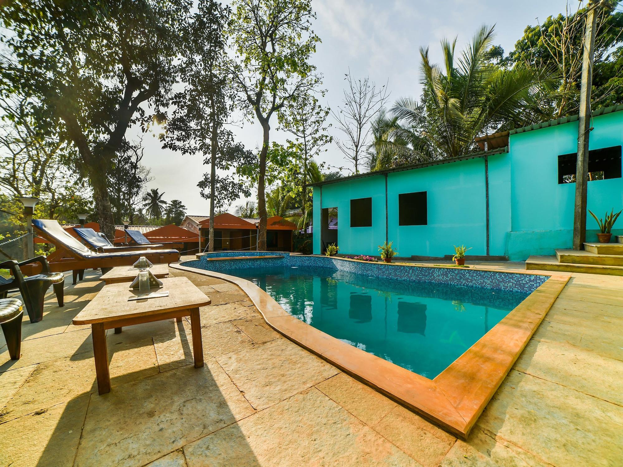 Vista Piscina OYO 37027 Bloo Resort