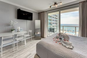 Aluguel por temporada - Sunny Isles Beachfront Stay w/ Ocean-view Balcony