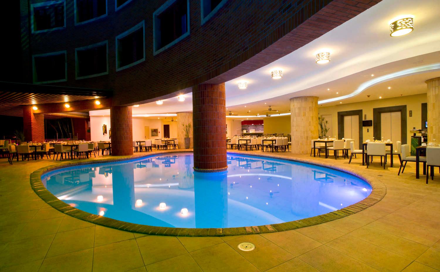 Vista da piscina Hotel Dann Carlton Cali