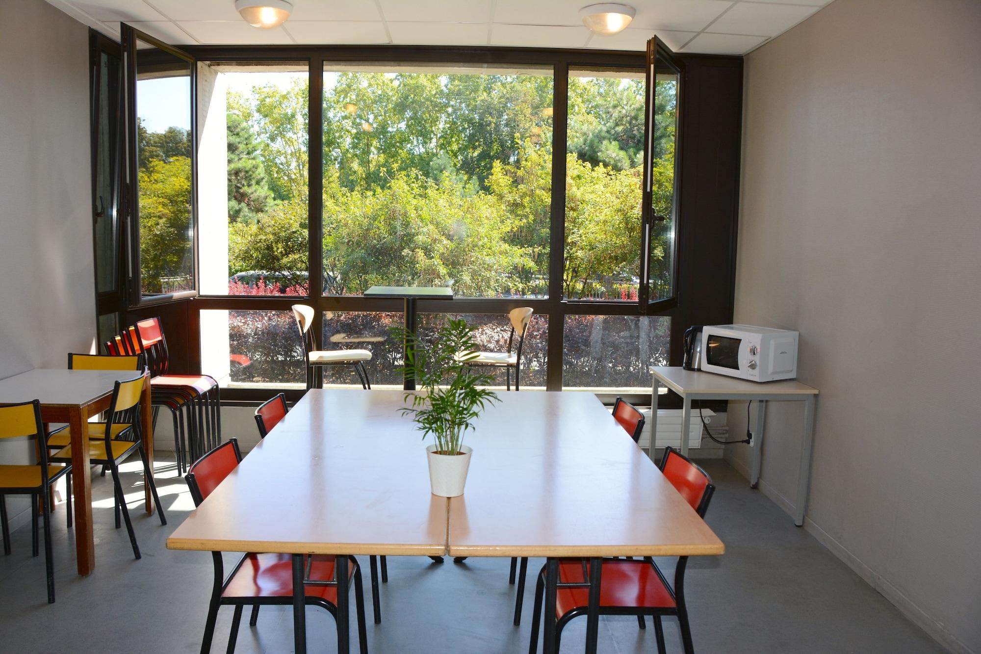 Restaurant Cis De Champagne - Hostel