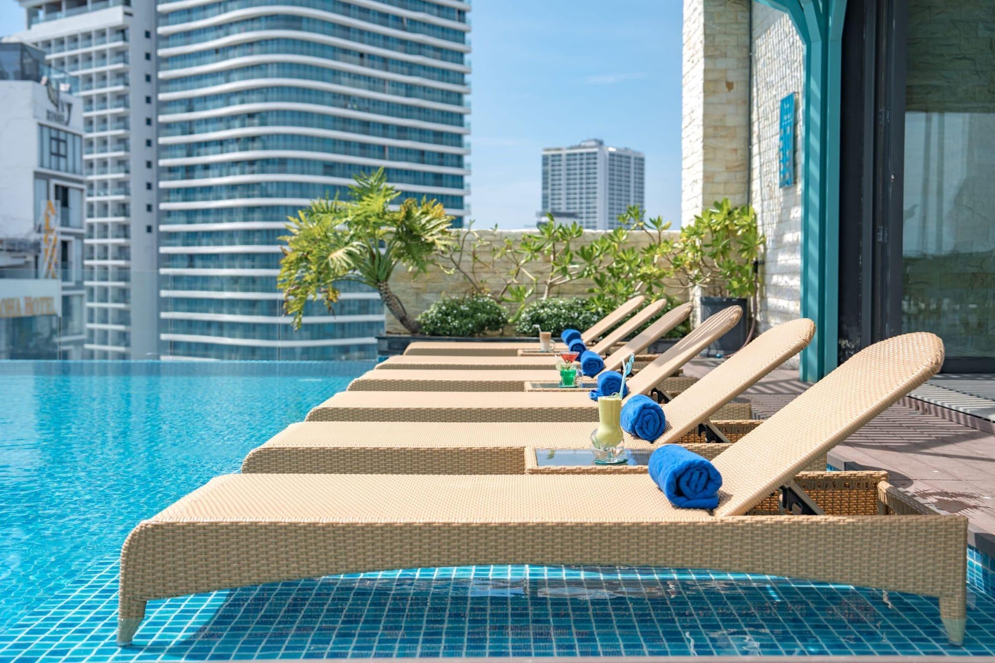 Vista Piscina Seaesta Nha Trang Hotel