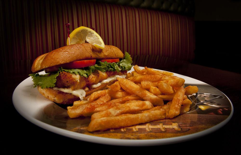 Restaurant DoubleTree by Hilton Deadwood at Cadillac Jack's