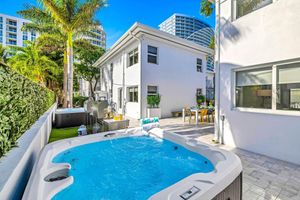 Renta temporal - Beach Condo King Bed Lush Patio w BBQ Birch Key Two
